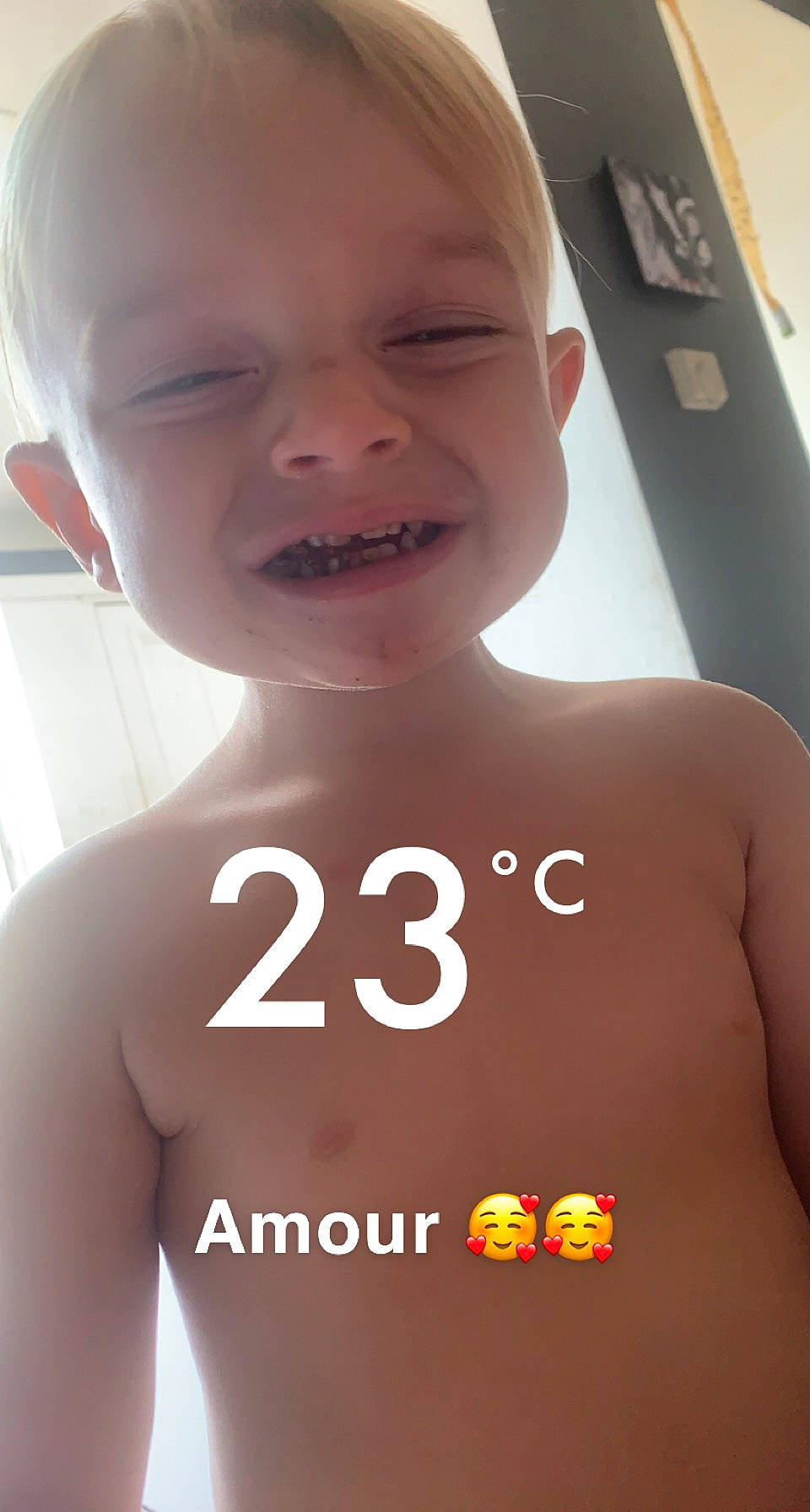 Maël a rejoint le concours — aidez-le/la à gagner de superbes lots ! cheek, chest, chin, cool, eyebrow, eyelash, facial_expression, finger, forehead, gesture, happy, joint, joy, lip, muscle, neck, nose, organ, person, shoulder