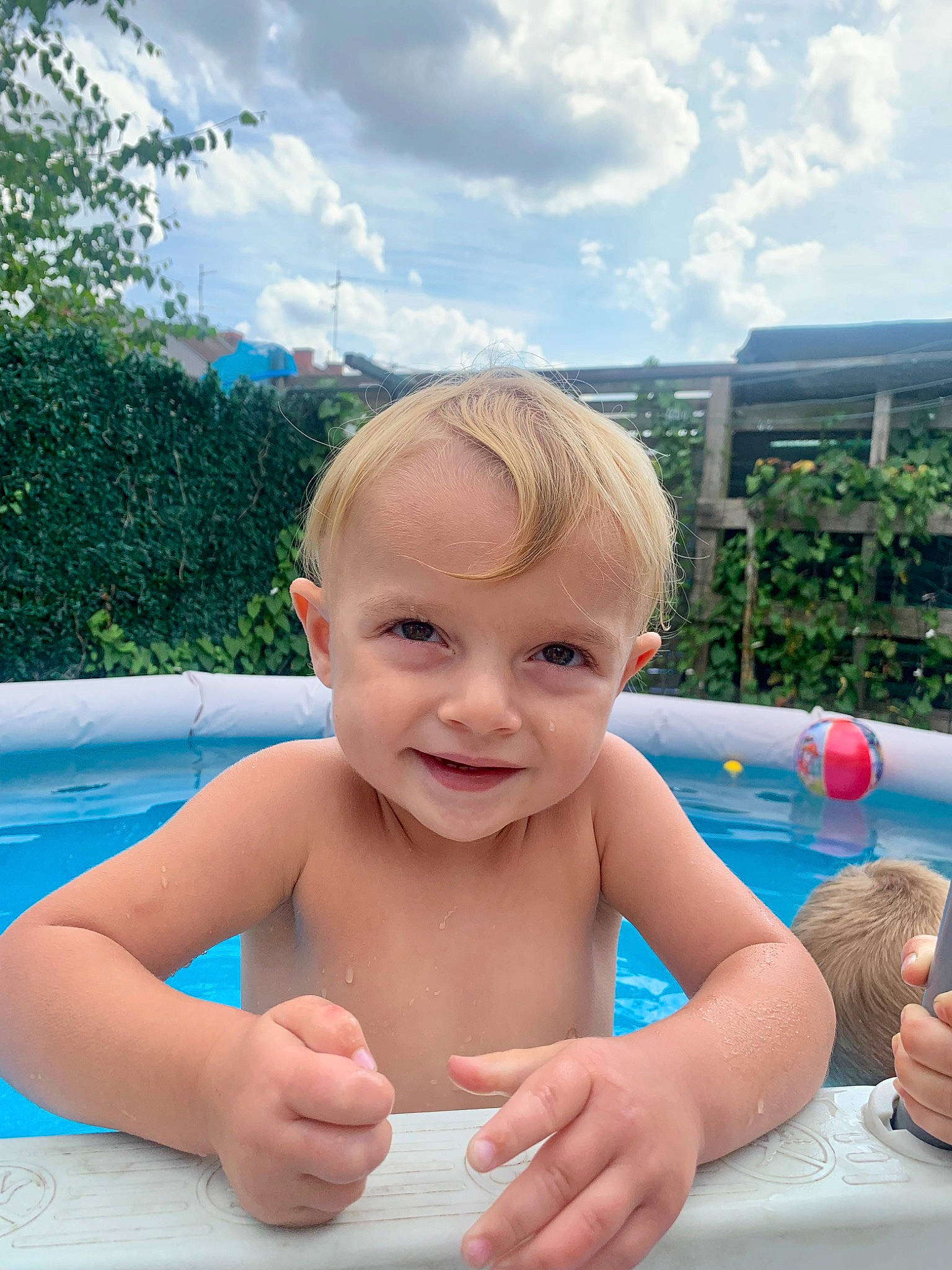 Maël a rejoint le concours — aidez-le/la à gagner de superbes lots ! baby, bathing, blue, chest, cloud, finger, fun, grass, hand, happy, joy, leisure, person, plant, recreation, skin, sky, smile, summer, swimming_pool