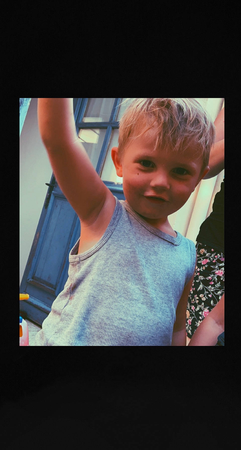 Kayden a rejoint le concours — aidez-le/la à gagner de superbes lots ! blond, chest, child, elbow, electric_blue, eye, facial_expression, flash_photography, fun, gesture, hair, happy, jaw, person, selfie, smile, sunglasses, t_shirt, toddler, vehicle_door