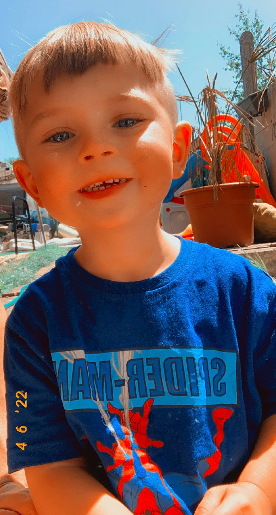 Kayden a rejoint le concours — aidez-le/la à gagner de superbes lots ! active_shirt, azure, beach, child, cool, electric_blue, flowerpot, fun, happy, houseplant, leisure, person, plant, red, sky, sleeve, smile, t_shirt, toddler, travel