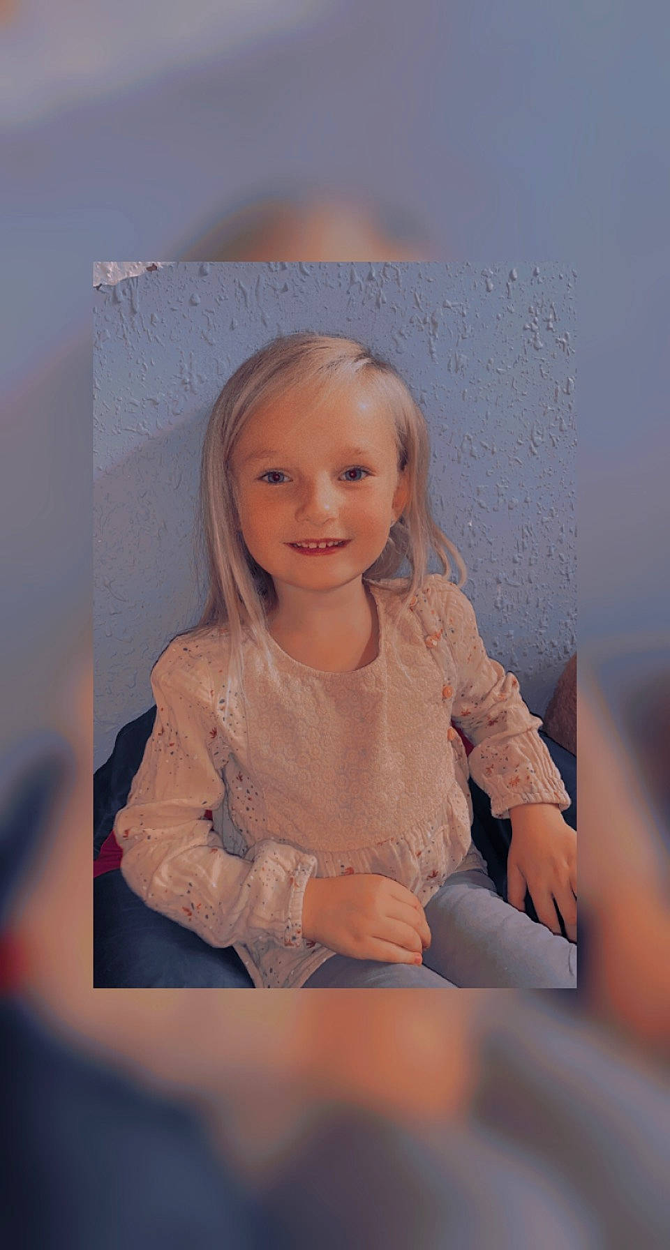 Melyana participe au concours pour gagner de l'argent avec cette photo : arm, art, blond, chair, child, eyebrow, flash_photography, flooring, fun, gesture, happy, human_leg, iris, joy, long_hair, person, portrait, portrait_photography, room, sitting