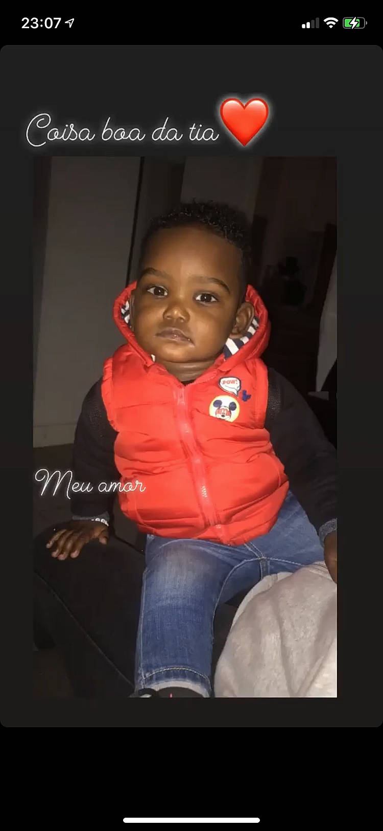 Davy participe au concours pour gagner de l'argent avec cette photo : cheek, darkness, denim, eyebrow, flash_photography, fun, hair, happy, hoodie, jacket, jeans, lip, nose, person, photo_caption, portrait, portrait_photography, sitting, sleeve, t_shirt