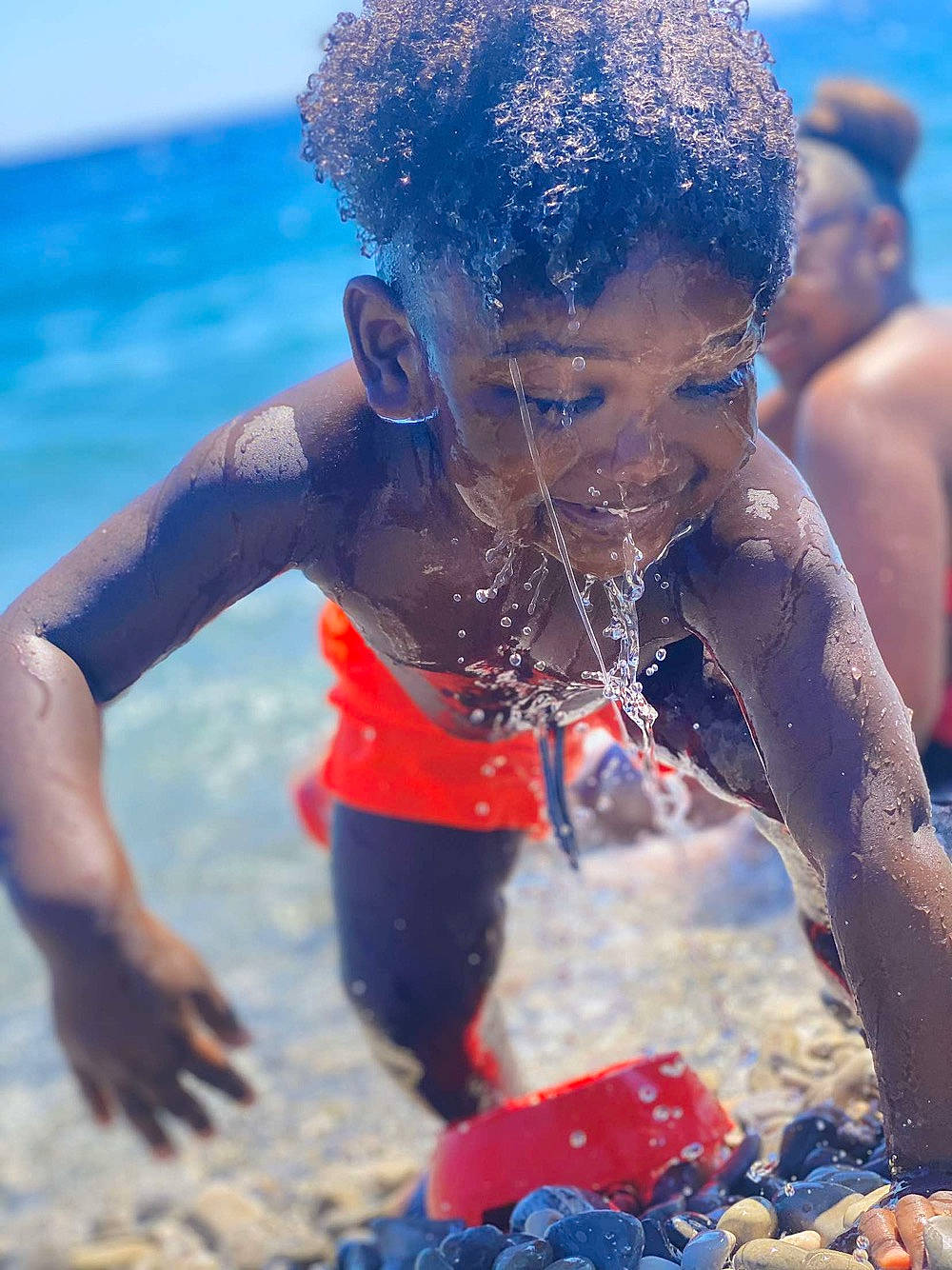 Davy a rejoint le concours — aidez-le/la à gagner de superbes lots ! barechested, bathing, beach, blue, chest, competition_event, fun, happy, leisure, muscle, people_in_nature, people_on_beach, person, personal_protective_equipment, recreation, sports, swimmer, swimming_pool, swimwear, toddler