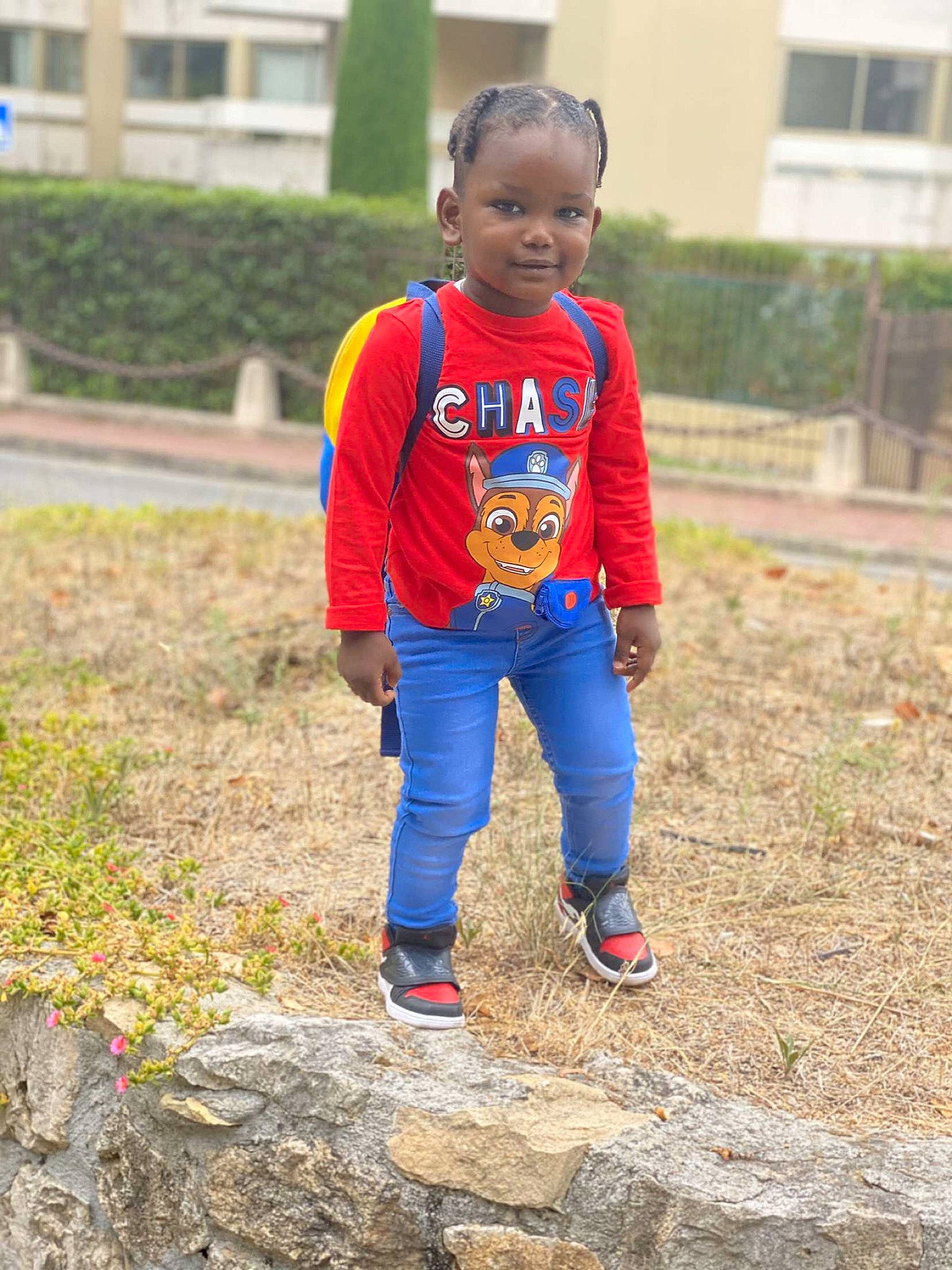 Davy participe au concours pour gagner de l'argent avec cette photo : baby_toddler_clothing, child, denim, electric_blue, eye, face, fictional_character, footwear, fun, grass, happy, head, leg, leisure, person, plant, recreation, smile, t_shirt, toddler