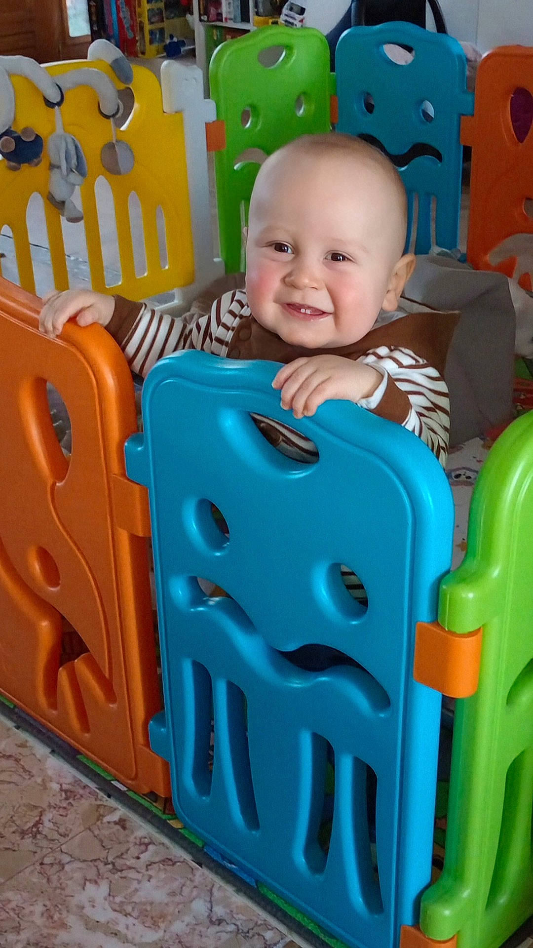 Augustin a rejoint le concours — aidez-le/la à gagner de superbes lots ! baby, chair, clothing, crib, cushion, face, furniture, happy, head, homedecor, indoors, infantbed, laughing, outdoorplayarea, outdoors, person, photography, playarea, portrait, toy