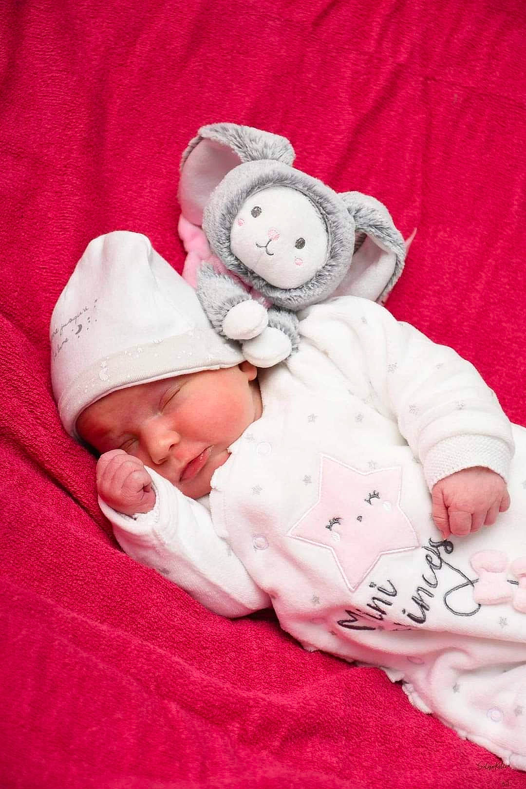 Maddyson participe au concours pour gagner de l'argent avec cette photo : baby, baby_products, baby_sleeping, baby_toddler_clothing, bedtime, cap, carmine, cheek, child, comfort, fur, hat, headwear, knit_cap, linens, nap, person, pink, sitting, sleep