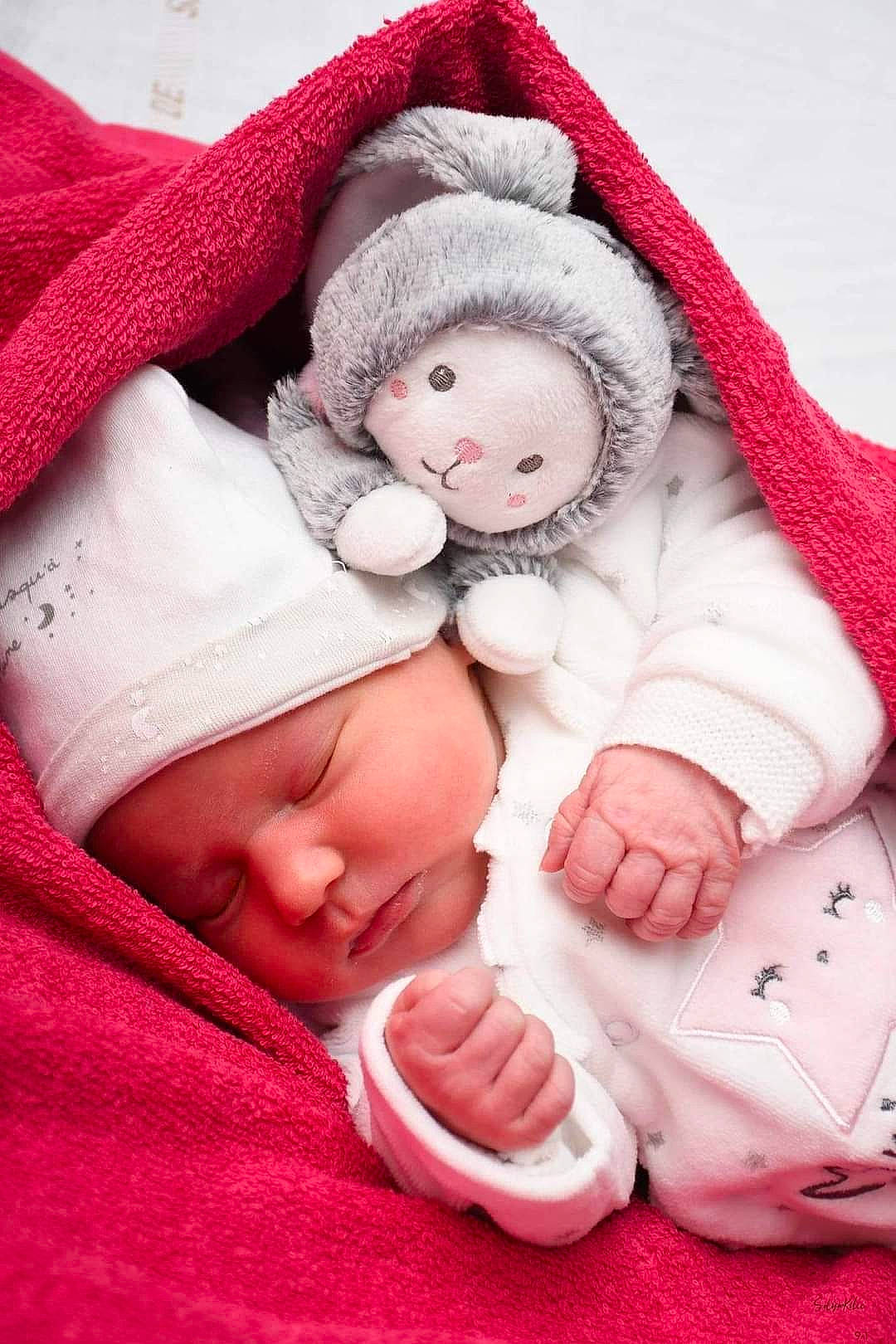 Maddyson a rejoint le concours — aidez-le/la à gagner de superbes lots ! baby, baby_sleeping, baby_toddler_clothing, cap, cheek, child, comfort, fur, gesture, headwear, knit_cap, linens, magenta, pattern, person, pink, skin, sleeve, textile, thumb