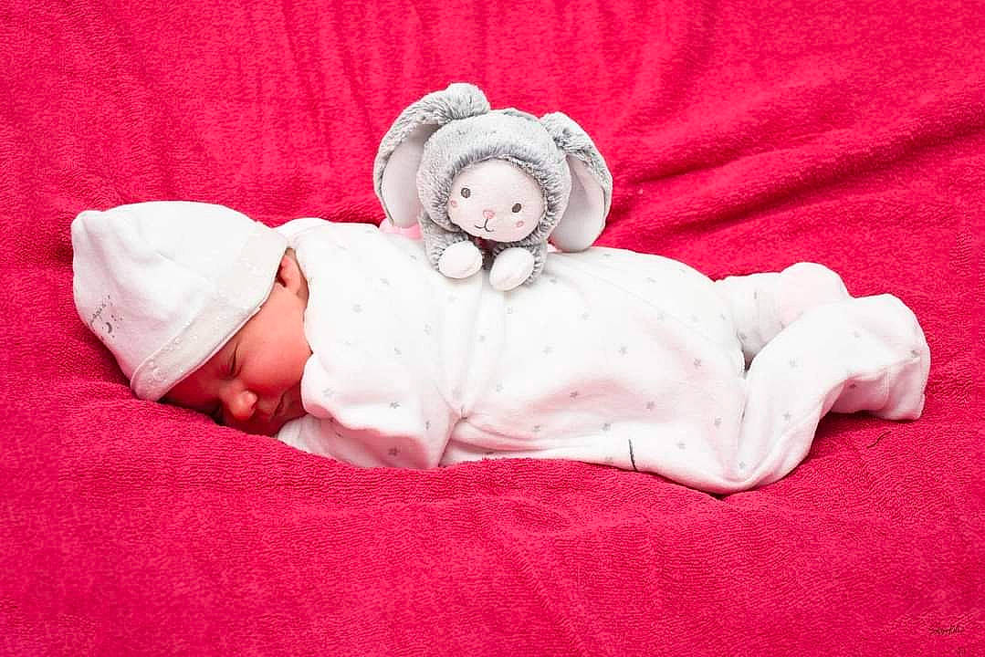 Maddyson participe au concours pour gagner de l'argent avec cette photo : baby, baby_products, baby_sleeping, baby_toddler_clothing, bedding, bedtime, child, comfort, costume_hat, fur, headwear, linens, nap, paw, person, sleep, sleeve, teddy_bear, textile, throw_pillow