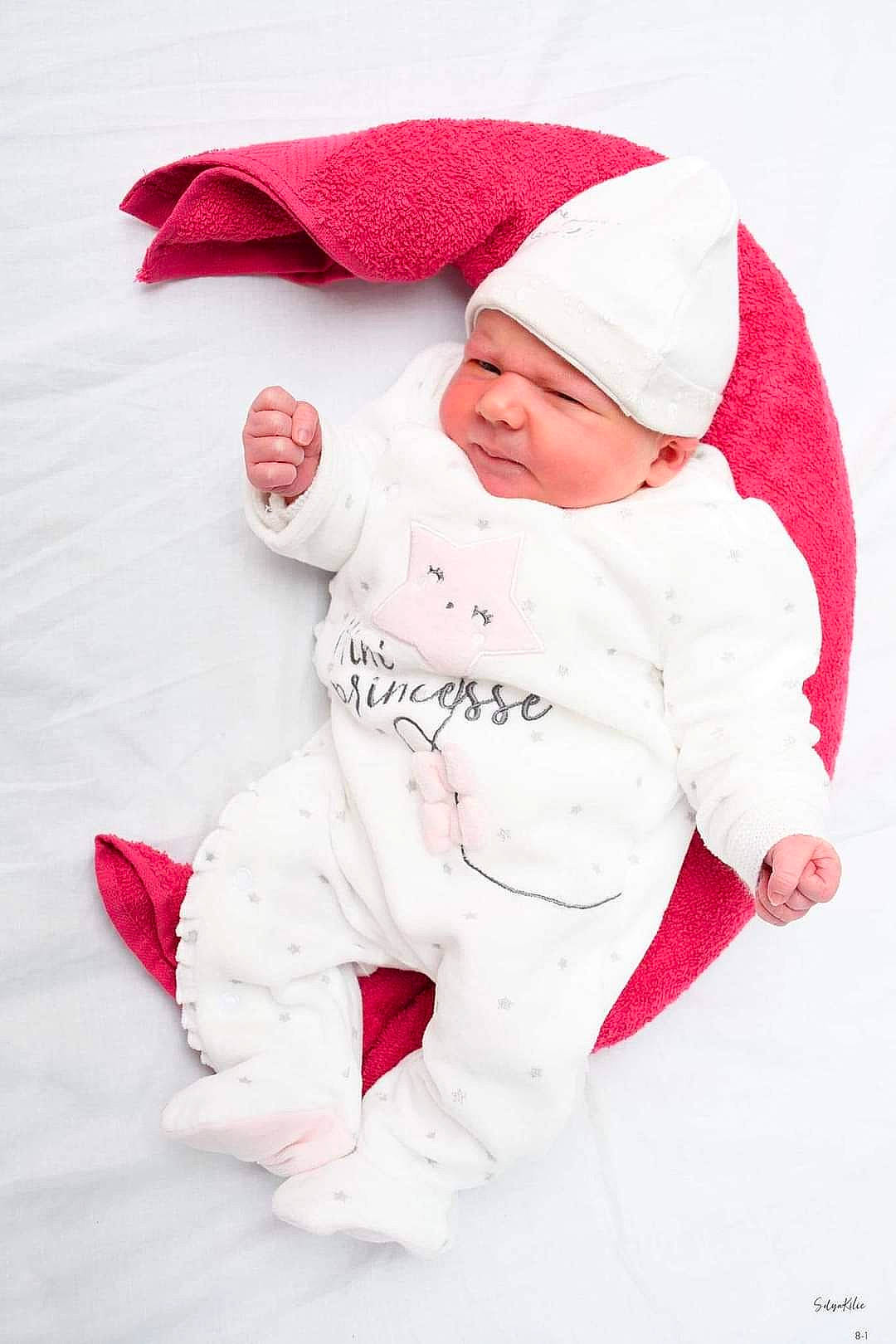 Maddyson a rejoint le concours — aidez-le/la à gagner de superbes lots ! baby, baby_sleeping, baby_toddler_clothing, beanie, cap, carmine, child, comfort, face, happy, hat, headwear, hood, knit_cap, linens, pattern, person, sleeve, textile, toddler