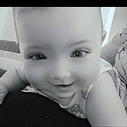 Eléna participe au concours pour gagner de l'argent avec cette photo : baby, baby_girl, black_and_white, child, close_up, clothing, cute, expression, eyes, face, happy, head, indoors, infant, person, portrait, skin, smile, toddler, young