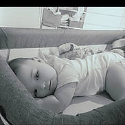 Eléna participe au concours pour gagner de l'argent avec cette photo : baby, crib, infant, sleeping, resting, bed, blanket, soft, cute, child, indoors, calm, peaceful, nursery, person, young, toddler, relaxing, monochrome, portrait
