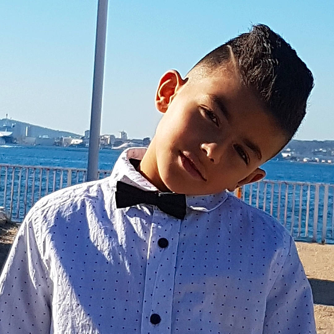 Maher a rejoint le concours — aidez-le/la à gagner de superbes lots ! black_hair, cool, dress_shirt, forehead, jacket, neck, outerwear, person, photography, shirt, sleeve, smile, tie, top