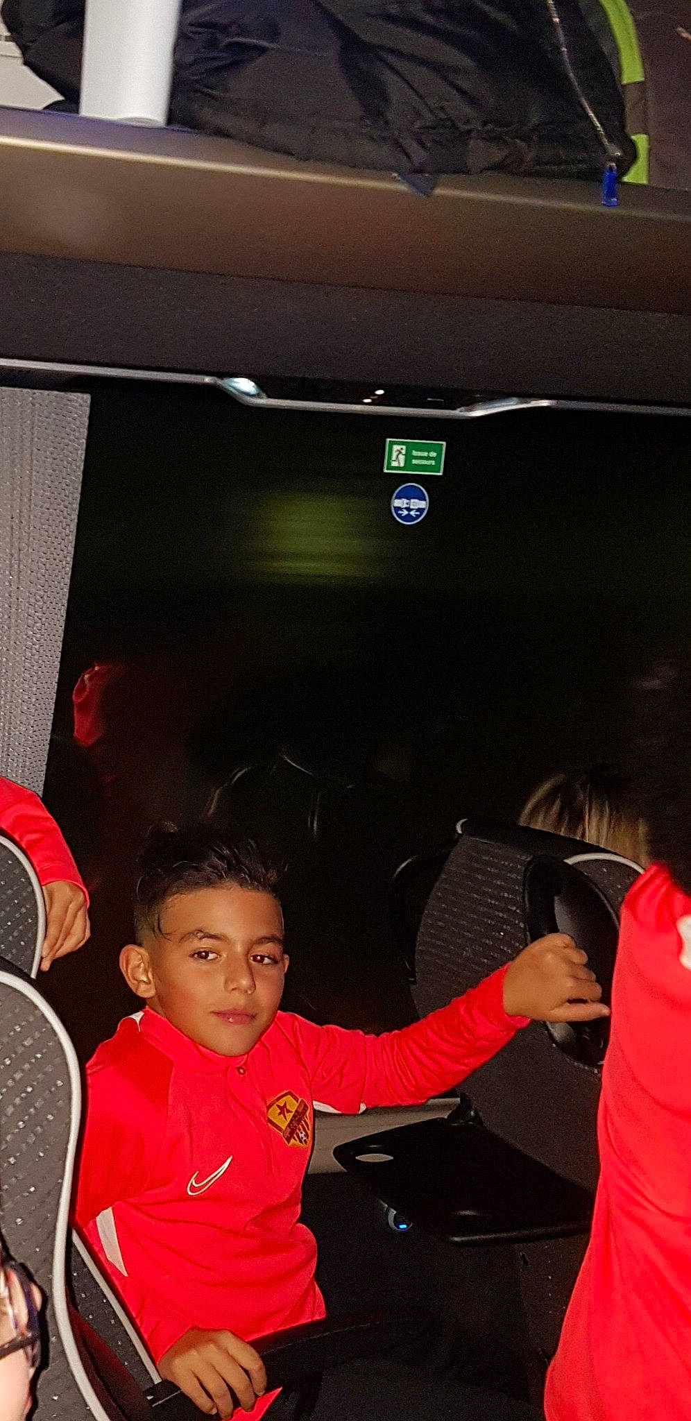 Maher a rejoint le concours — aidez-le/la à gagner de superbes lots ! buzz_cut, caesar_cut, car_seat, carmine, coquelicot, curtain, passenger, person, red