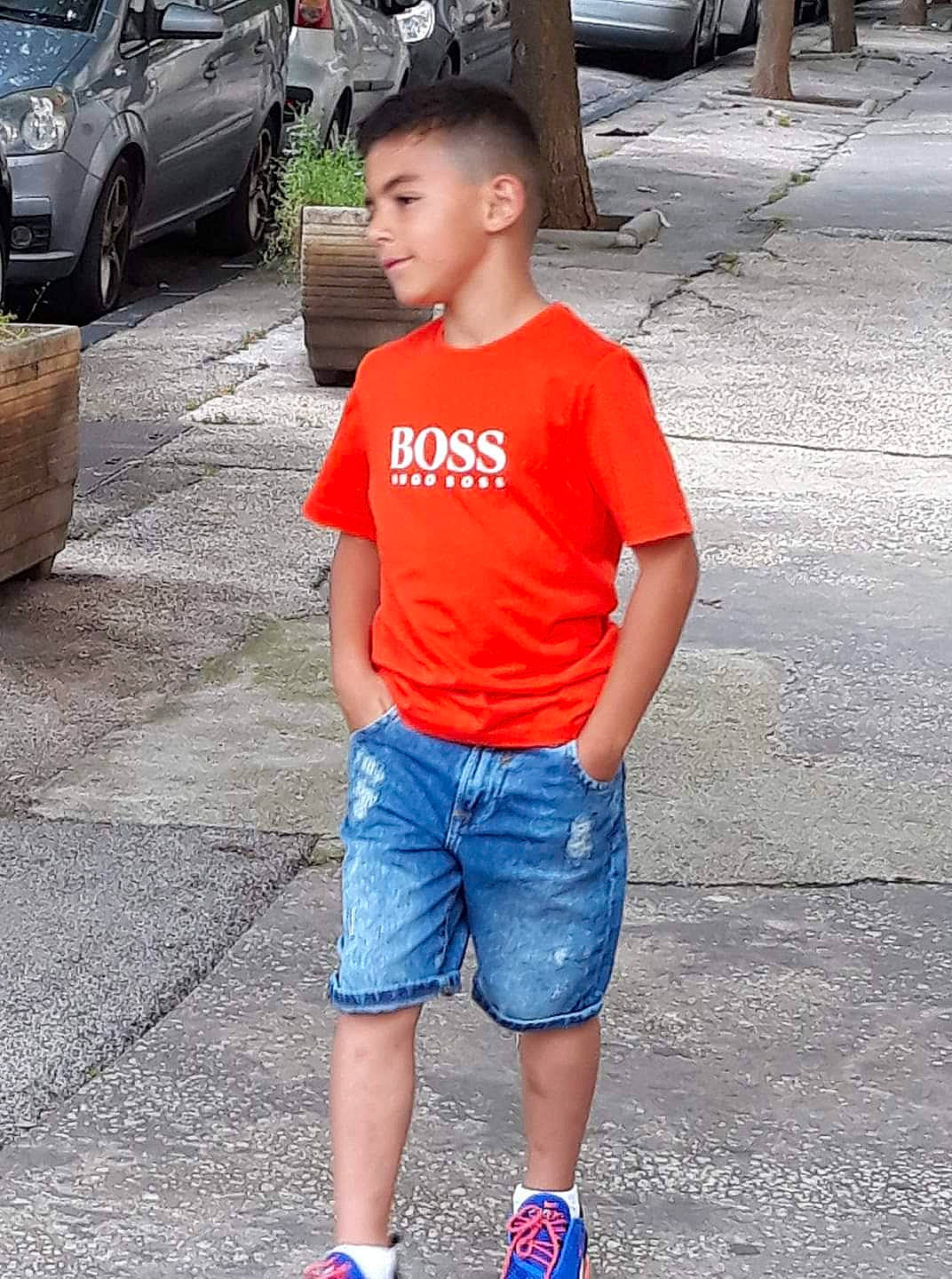 Maher a rejoint le concours — aidez-le/la à gagner de superbes lots ! alloy_wheel, automotive_tire, bermuda_shorts, city_car, clothing, denim, electric_blue, family_car, hubcap, human_leg, mid_size_car, person, pocket, shorts, street_fashion, t_shirt, walking_shoe