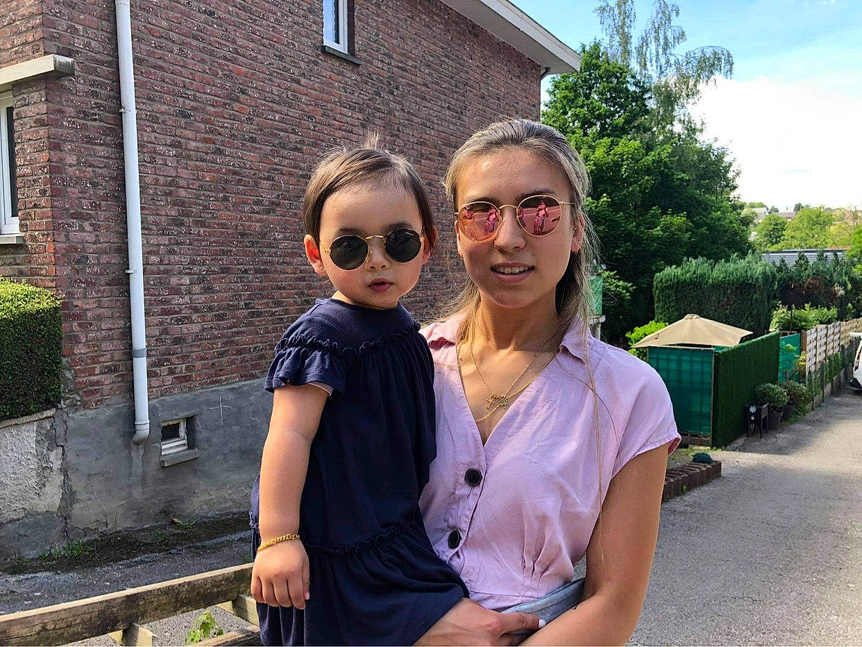 Nallïa participe au concours pour gagner de l'argent avec cette photo : cool, eyewear, fun, glasses, goggles, grass, happy, house, leisure, person, plant, real_estate, recreation, sky, social_group, sunglasses, temple, travel, tree, vision_care