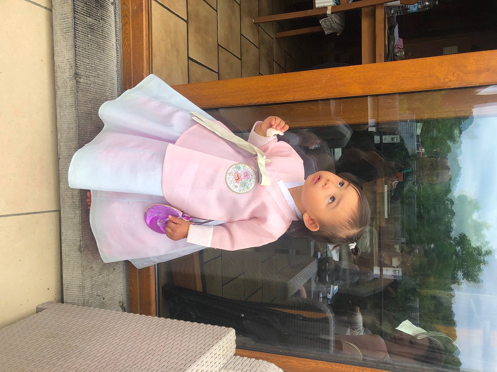 Nallïa a rejoint le concours — aidez-le/la à gagner de superbes lots ! baby, baby_toddler_clothing, child, costume, fun, magenta, person, plant, room, sleeve, toddler