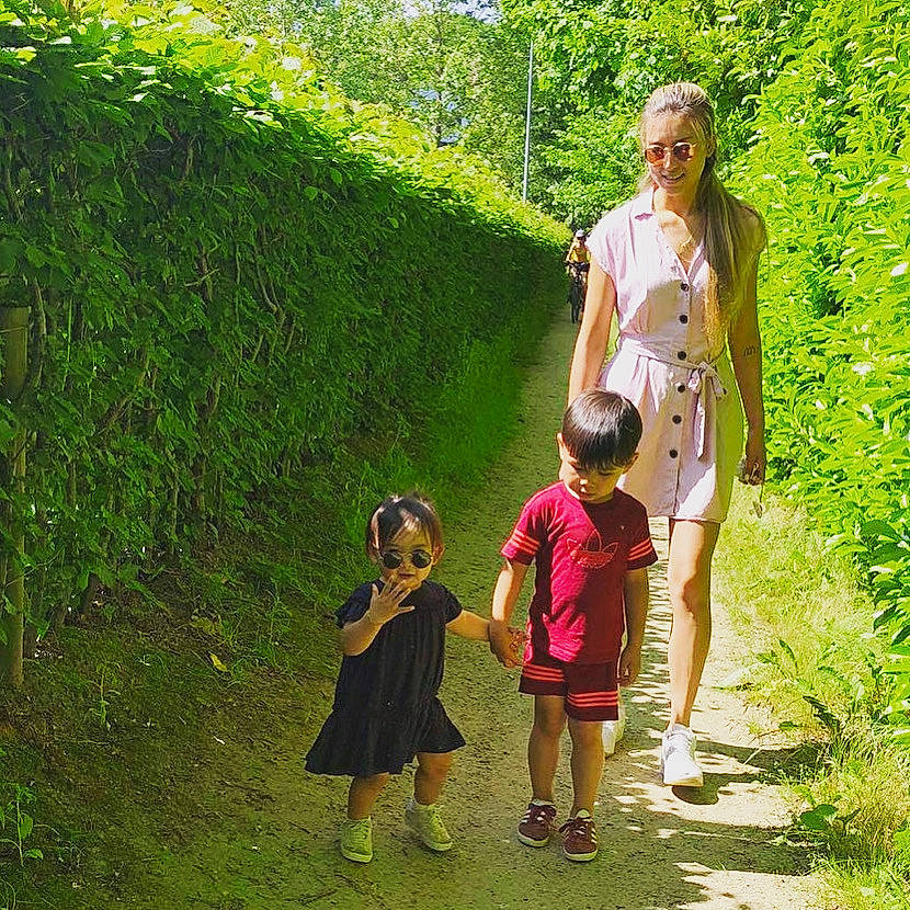 Nallïa a rejoint le concours — aidez-le/la à gagner de superbes lots ! botany, forest, fun, grass, grassland, green, joy, landscape, leisure, luggage_and_bags, natural_landscape, people_in_nature, person, plant, recreation, sandal, shorts, shrub, sunglasses, toddler