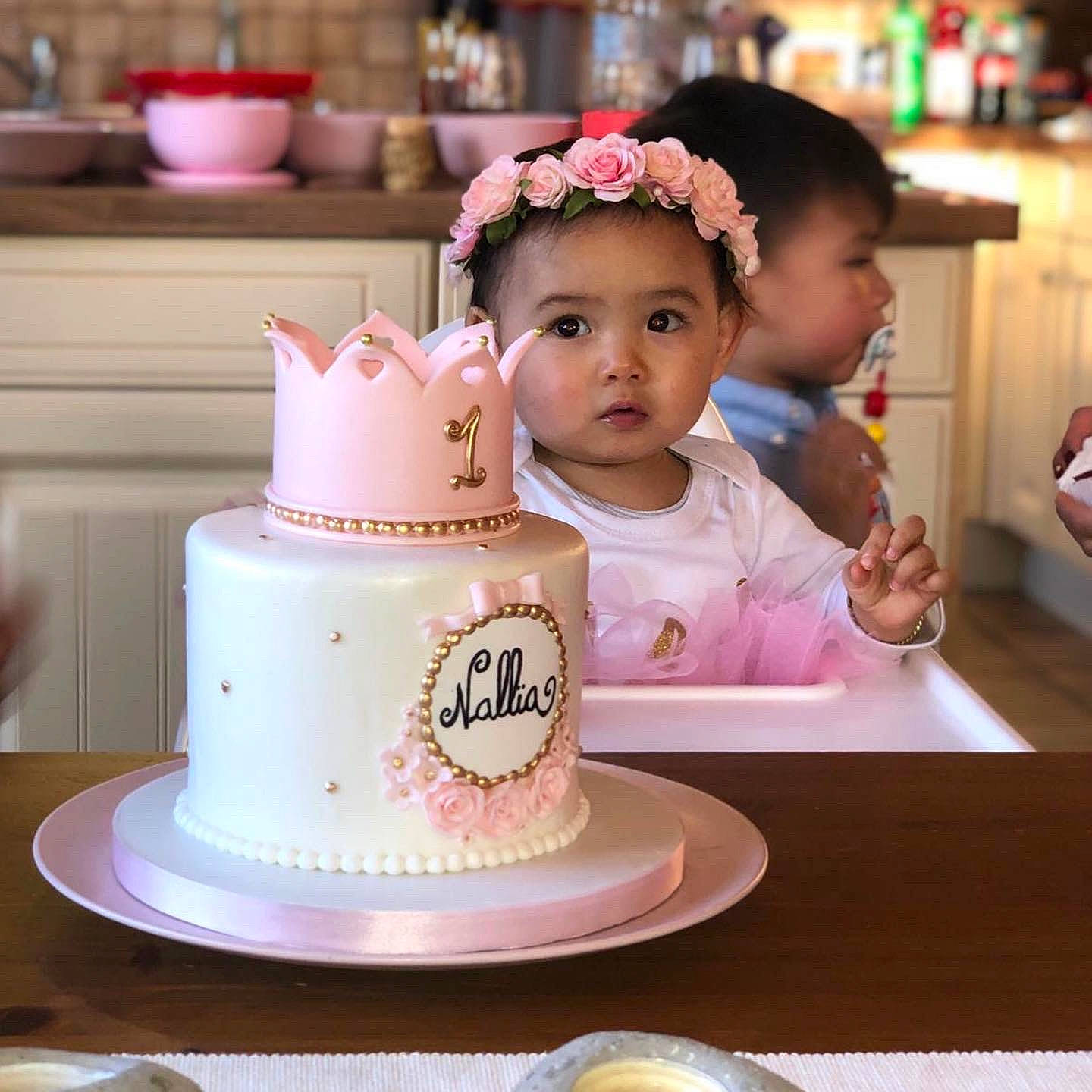 Nallïa a rejoint le concours — aidez-le/la à gagner de superbes lots ! baked_goods, birthday, birthday_cake, birthday_party, buttercream, cake, cake_decorating, cake_decorating_supply, cuisine, food, happy, person, pink, plate, serveware, sugar_cake, sugar_paste, table, tableware, toddler