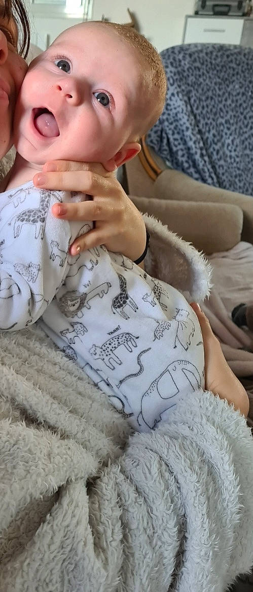 Gabriel participe au concours pour gagner de l'argent avec cette photo : arm, baby, baby_toddler_clothing, comfort, eyelash, finger, gesture, hand, happy, joint, mammal, mouth, neck, nose, person, shoulder, skin, sleeve, thumb, toddler