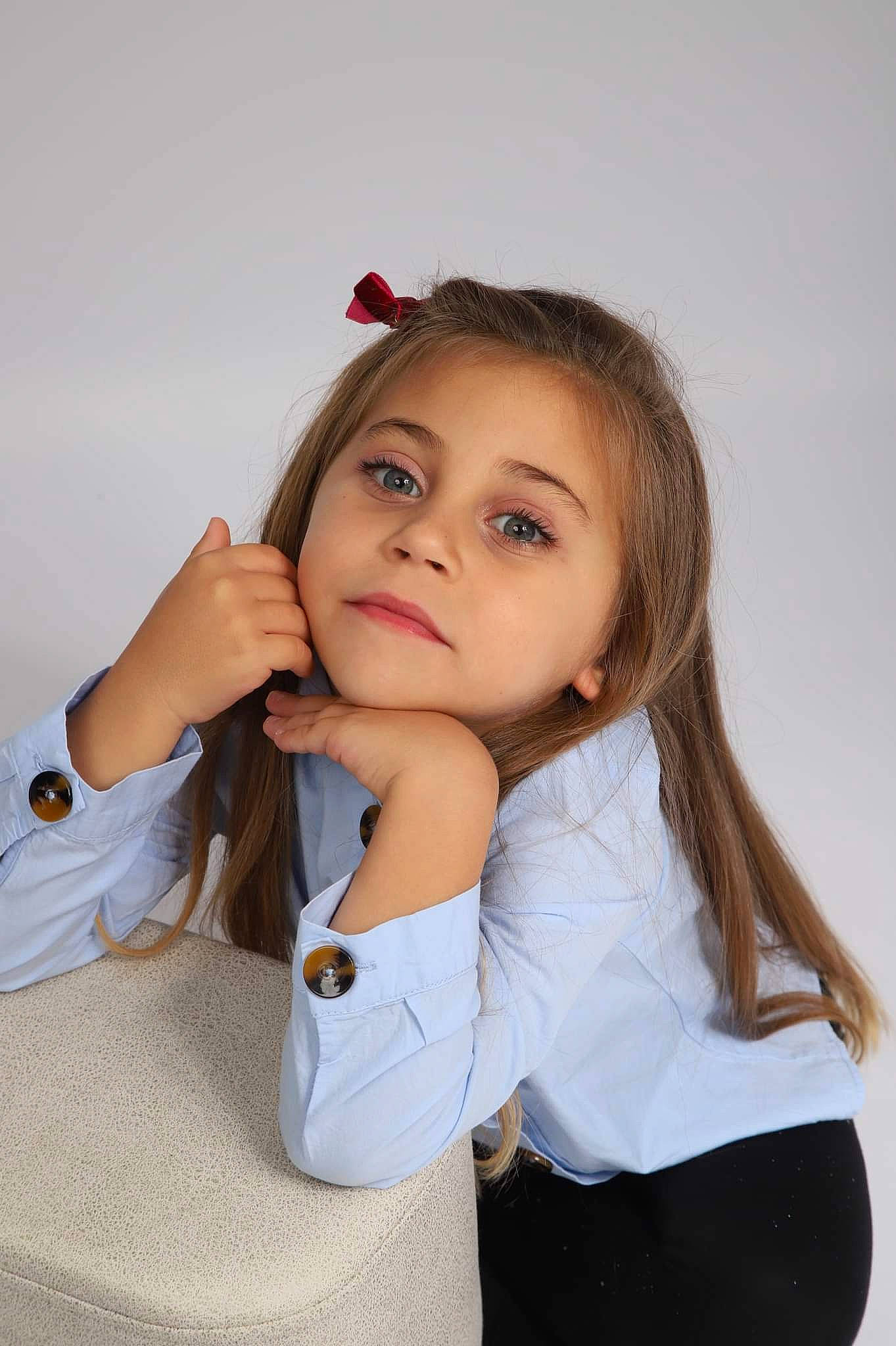 Isya participe au concours pour gagner de l'argent avec cette photo : cheek, child, chin, collar, dress_shirt, elbow, eyebrow, eyelash, fashion_accessory, flash_photography, formal_wear, gesture, happy, human_body, lip, neck, person, sitting, skin, sleeve