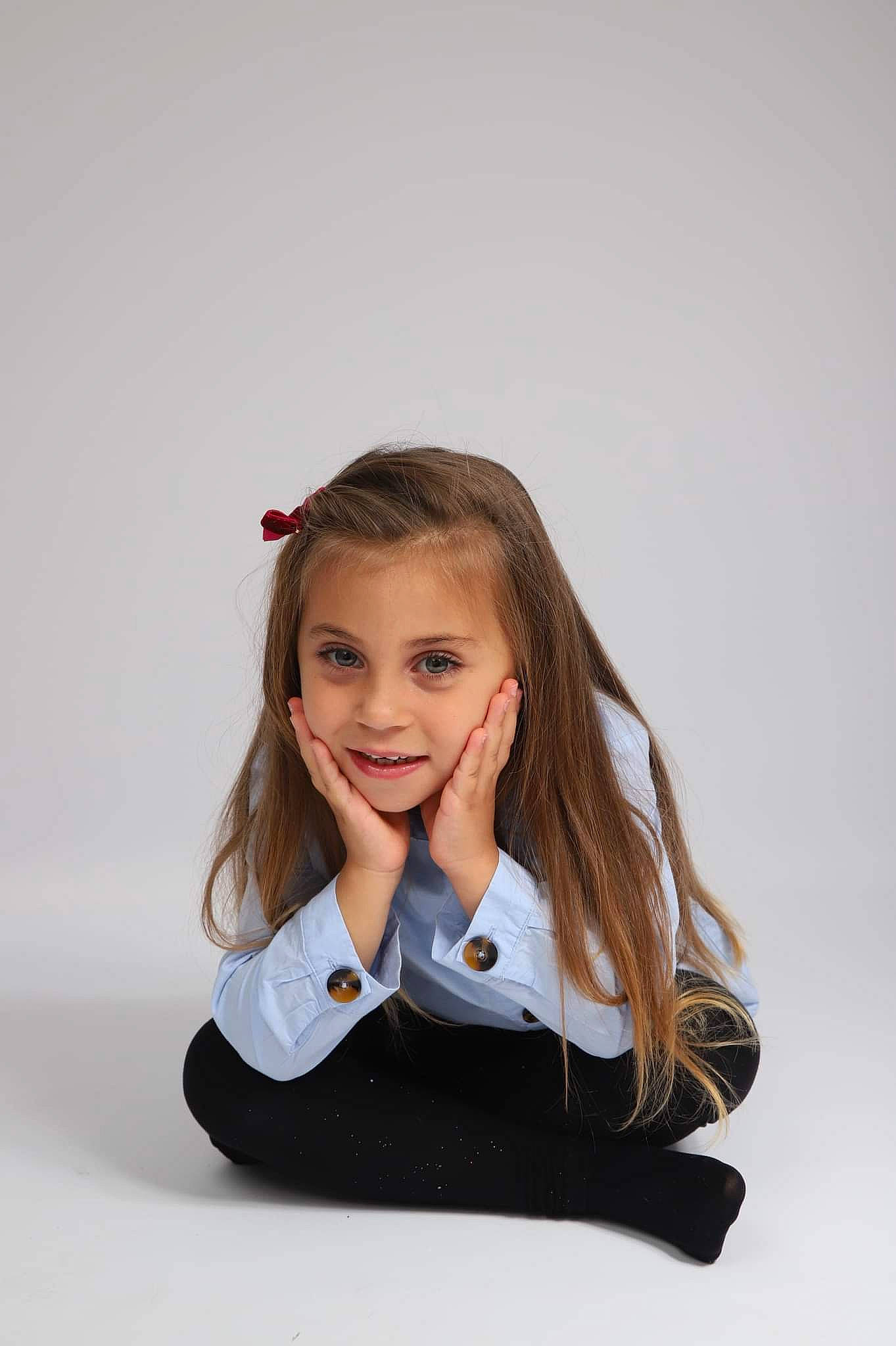 Isya a rejoint le concours — aidez-le/la à gagner de superbes lots ! blazer, child, collar, dress_shirt, electric_blue, fashion_accessory, fashion_design, flash_photography, formal_wear, fun, gadget, gesture, happy, joy, person, portrait_photography, sitting, sleeve, smile, t_shirt