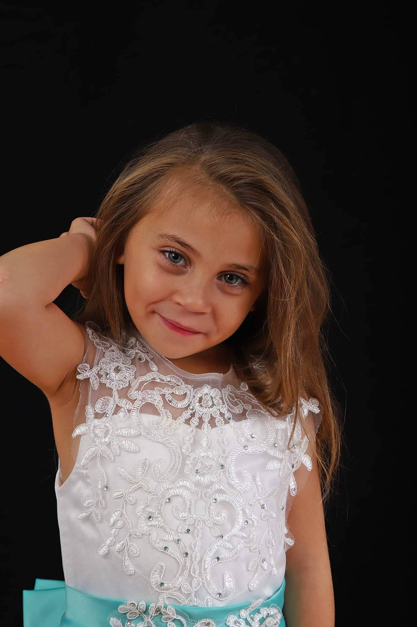 Isya participe au concours pour gagner de l'argent avec cette photo : chin, dress, eye, eyebrow, eyelash, fashion_design, flash_photography, formal_wear, fun, hair, happy, iris, jewellery, joy, lip, long_hair, neck, person, shoulder, skin