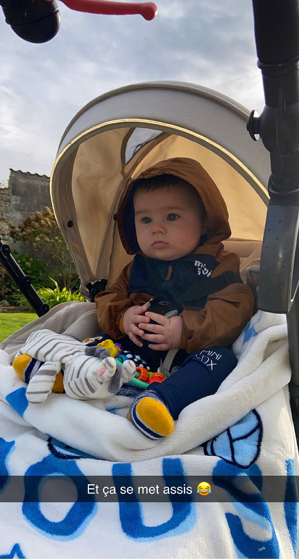 Naël a rejoint le concours — aidez-le/la à gagner de superbes lots ! auto_part, baby, baby_carriage, baby_products, child, cloud, fun, hand, hat, headgear, headwear, leisure, person, plant, recreation, sitting, sky, sun_hat, toddler, travel