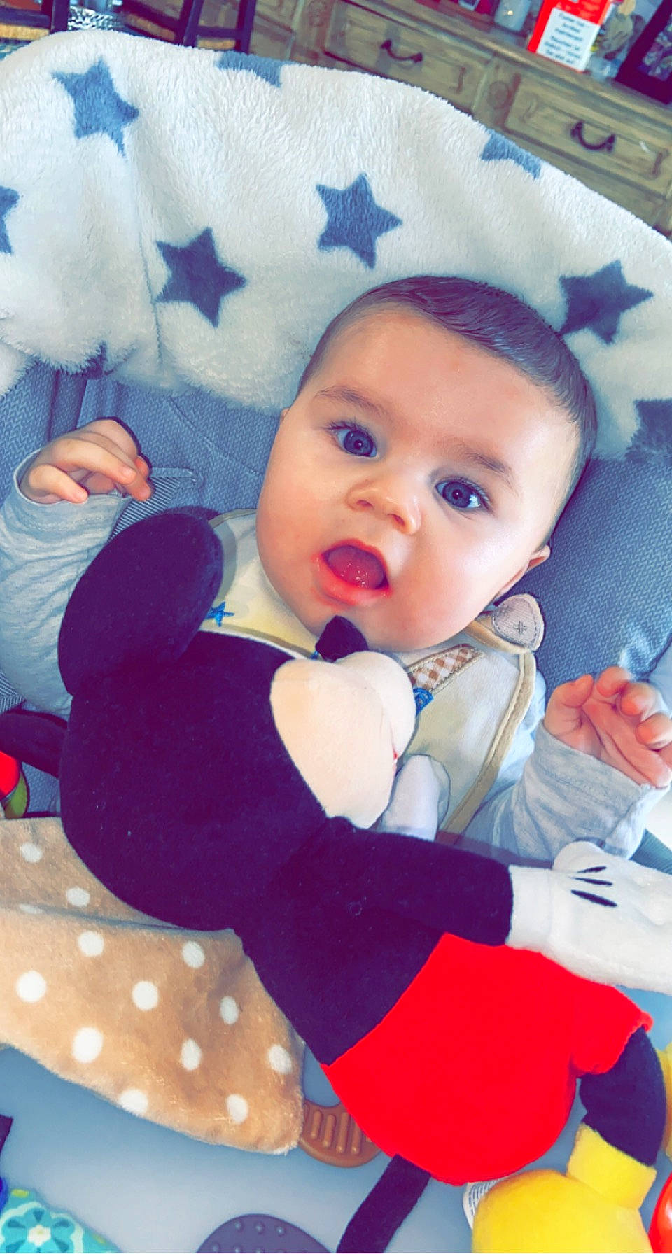 Naël a rejoint le concours — aidez-le/la à gagner de superbes lots ! arm, azure, baby, baby_products, baby_safety, baby_toddler_clothing, blue, cheek, child, comfort, electric_blue, finger, fun, happy, pattern, person, sitting, sleeve, surprise, thumb