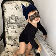 Naël participe au concours pour gagner de l'argent avec cette photo : barefoot, cap, eyewear, fashion_design, flash_photography, flooring, foot, fun, human_leg, knee, leg, personal_protective_equipment, room, shorts, sitting, sleeve, sunglasses, t_shirt, thigh, toddler