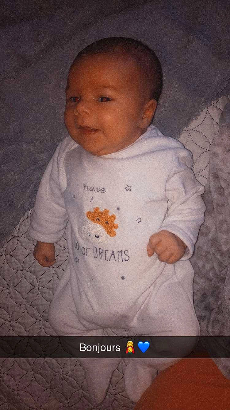 Naël participe au concours pour gagner de l'argent avec cette photo : arm, baby, baby_toddler_clothing, cheek, child, cool, fun, gadget, gesture, happy, lip, mouth, neck, nose, person, skin, sleeve, smile, sportswear, t_shirt