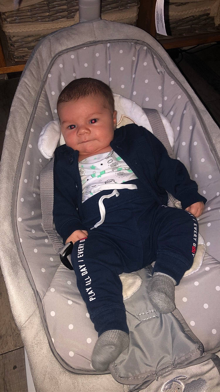 Naël participe au concours pour gagner de l'argent avec cette photo : baby, baby_carriage, baby_products, baby_safety, baby_toddler_clothing, bag, car_seat, chair, child, comfort, fun, hairstyle, human_body, infant_bed, lap, mammal, person, product, sitting, sock