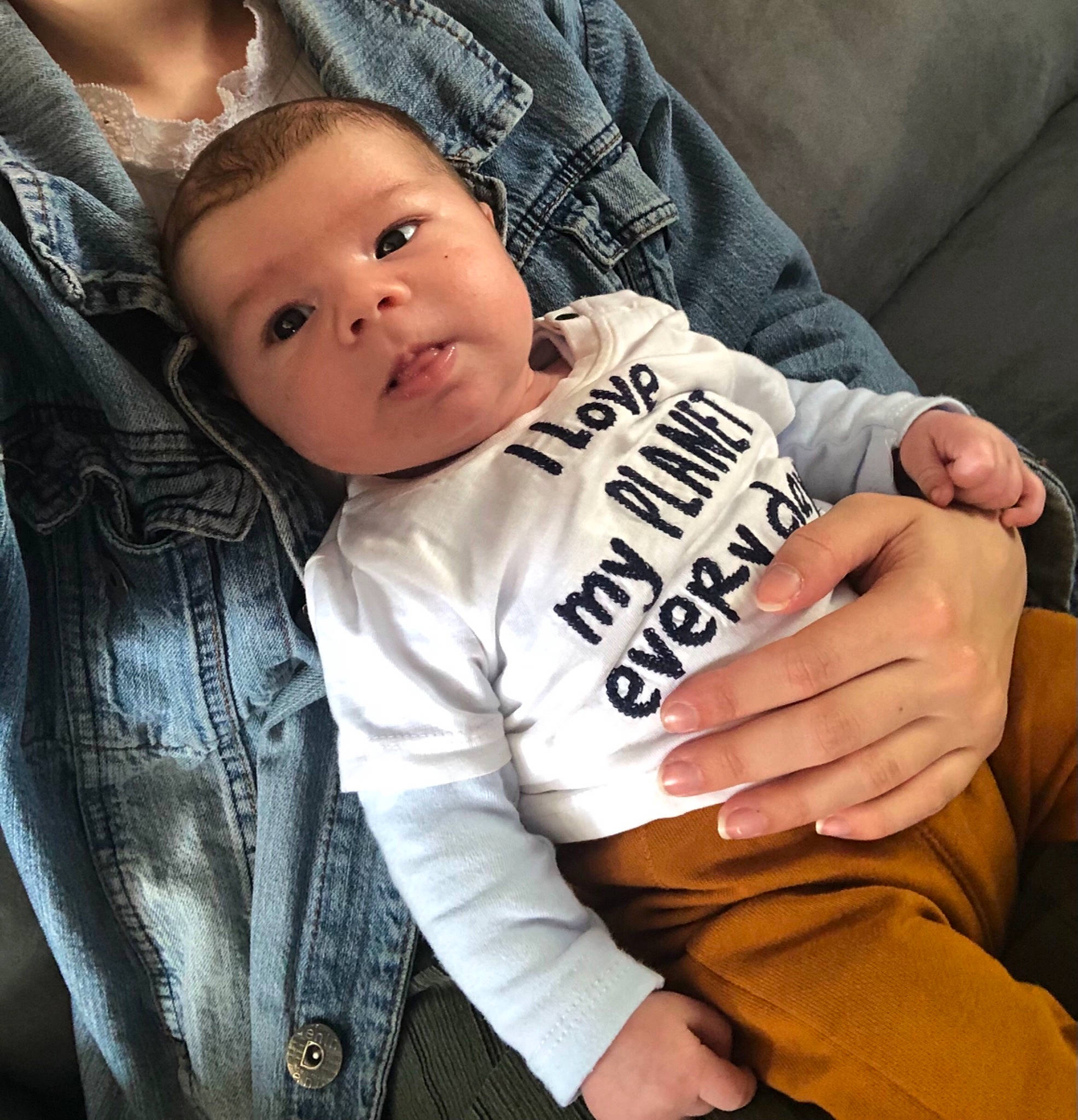 Naël a rejoint le concours — aidez-le/la à gagner de superbes lots ! baby, baby_toddler_clothing, cheek, child, comfort, cool, eye, eyebrow, finger, fur, gesture, happy, head, lip, nose, outerwear, person, sitting, skin, sleeve