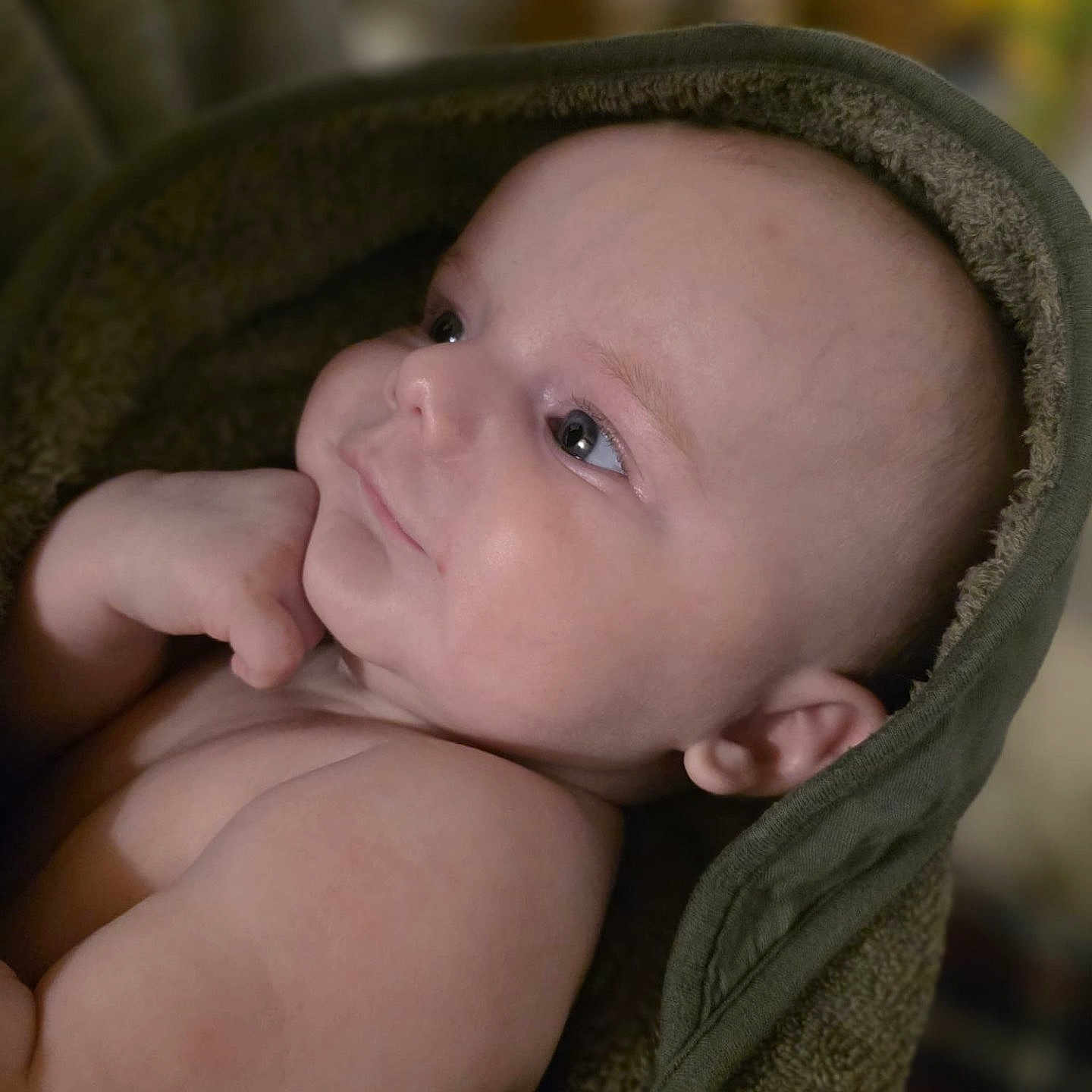 Lukas participe au concours pour gagner de l'argent avec cette photo : arm, baby, child, closeup, cute, expression, face, gaze, indoors, infant, newborn, peaceful, person, portrait, resting, skin, soft, towel, wrapped, young