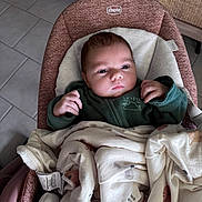 Esmée a rejoint le concours — aidez-le/la à gagner de superbes lots ! baby, infant, blanket, baby_chair, clothing, face, person, indoor, floor_tiles, curious, newborn, cute, warm, seated, soft_toys_pattern, baby_bedding, closeup, portrait, hands, head