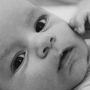 Eden a rejoint le concours — aidez-le/la à gagner de superbes lots ! baby, close_up, face, black_and_white, infant, portrait, expression, eyes, mouth, hand, skin, young_child, newborn, soft_light, innocence, curious, detail, monochrome, cute, person