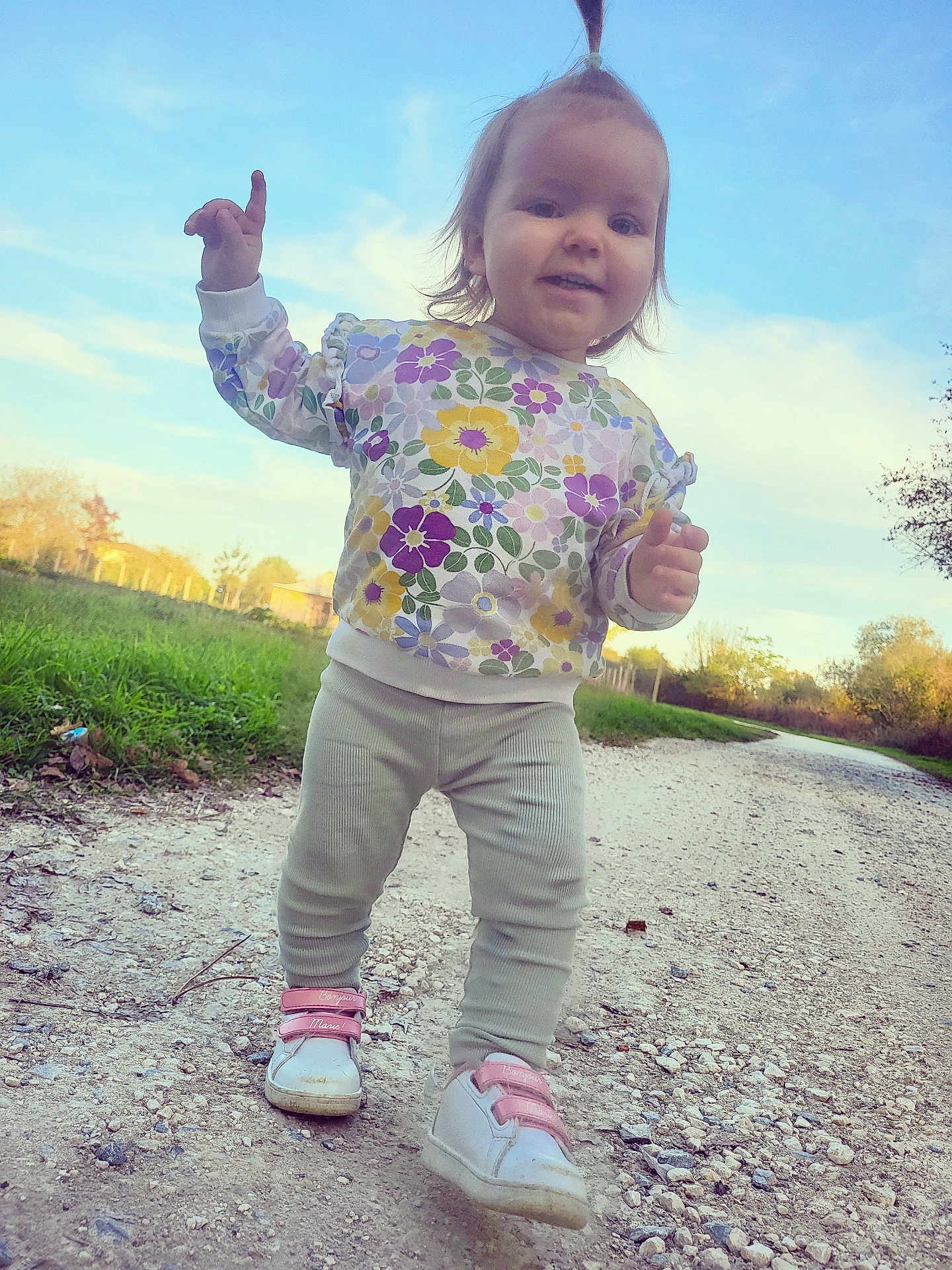 Lilith a rejoint le concours — aidez-le/la à gagner de superbes lots ! toddler, child, outdoor, walking, path, grass, trees, sky, clouds, shoes, sweater, pants, happy, smiling, person, nature, daylight, young_child, casual_clothing, playful