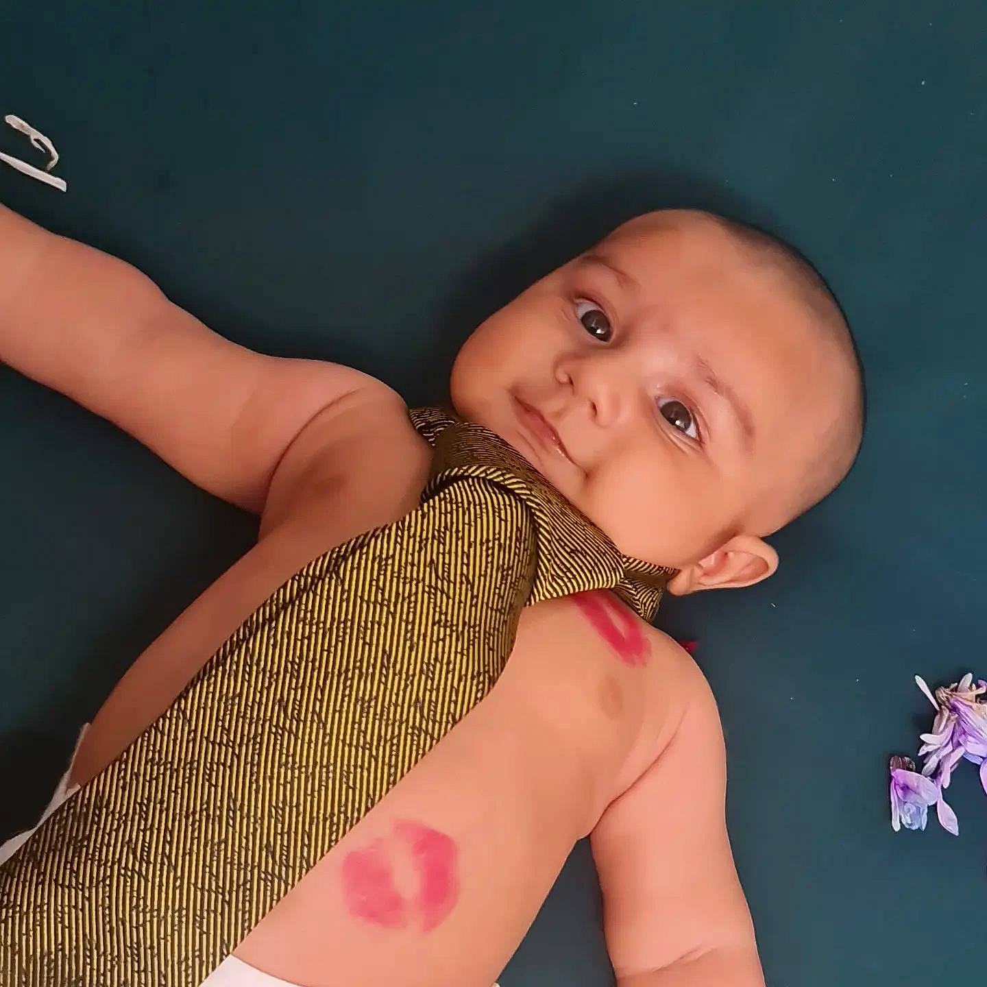 Isa is registered to the contest to win money with this photo: baby_toddler_clothing, barefoot, chest, elbow, eye, face, finger, happy, human_body, iris, joint, knee, leg, nail, person, skin, thigh, thumb, toddler, trunk