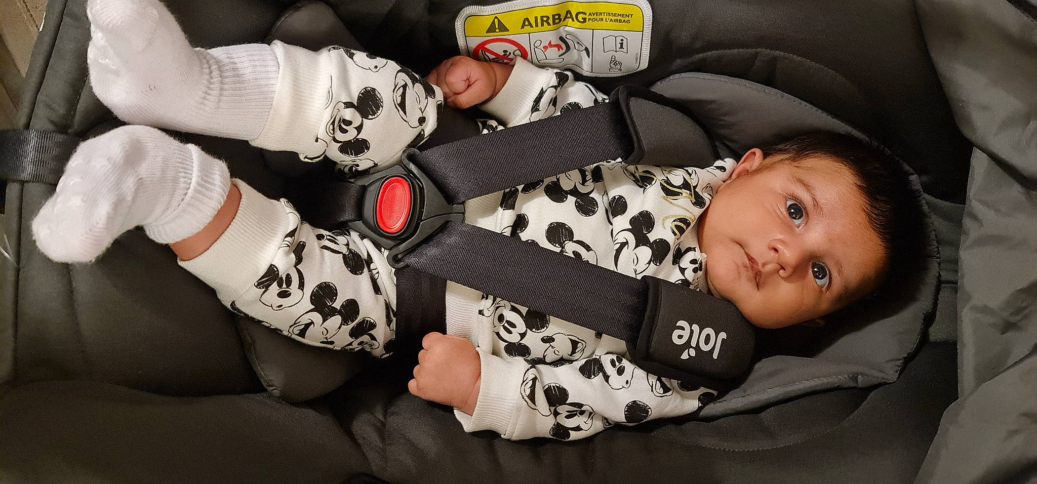 Isa is registered to the contest to win money with this photo: baby, baby_products, baby_toddler_clothing, child, comfort, elbow, fashion_accessory, gesture, human_leg, knee, nail, pattern, person, personal_protective_equipment, sitting, sleeve, sock, thigh, toddler, wrist