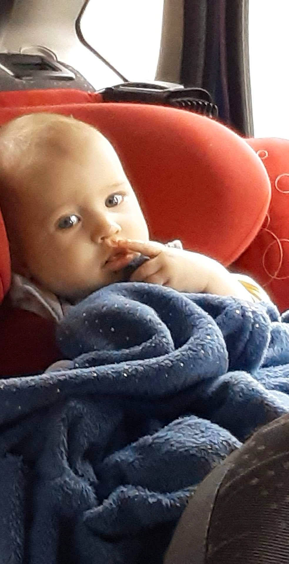 Lena participe au concours pour gagner de l'argent avec cette photo : auto_part, baby, baby_carriage, baby_products, baby_safety, baby_toddler_clothing, car_seat, cheek, child, chin, comfort, electric_blue, fun, hairstyle, linens, person, room, sitting, skin, textile