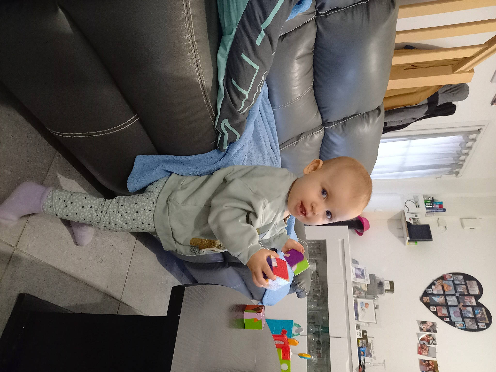 Lena a rejoint le concours — aidez-le/la à gagner de superbes lots ! auto_part, automotive_design, baby, baby_products, car_seat, car_seat_cover, child, comfort, family_car, fun, house, luxury_vehicle, motor_vehicle, person, room, sitting, toddler, vehicle_door