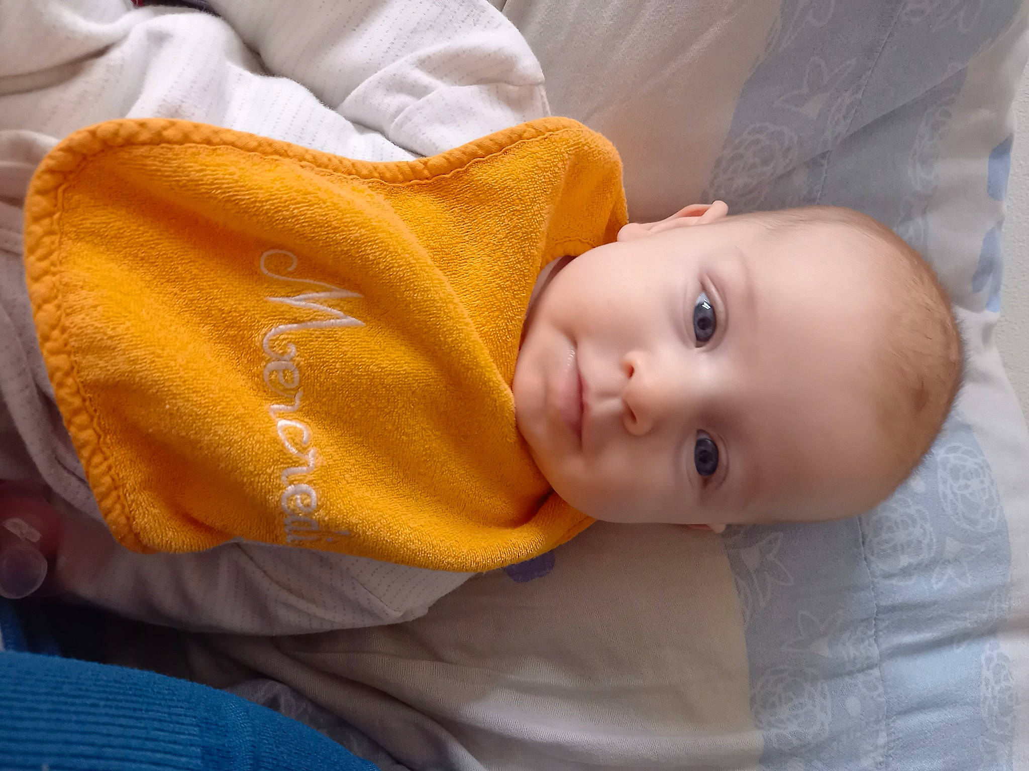 Lena participe au concours pour gagner de l'argent avec cette photo : baby, baby_toddler_clothing, cheek, child, comfort, iris, linens, lip, nose, person, skin, toddler, wood