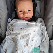 Ewenn participe au concours pour gagner de l'argent avec cette photo : baby, blanket, pacifier, seat, child, infant, face, blue_eyes, clothing, comfort, cute, expression, fabric, head, indoors, infant_carrier, person, portrait, smile, soft