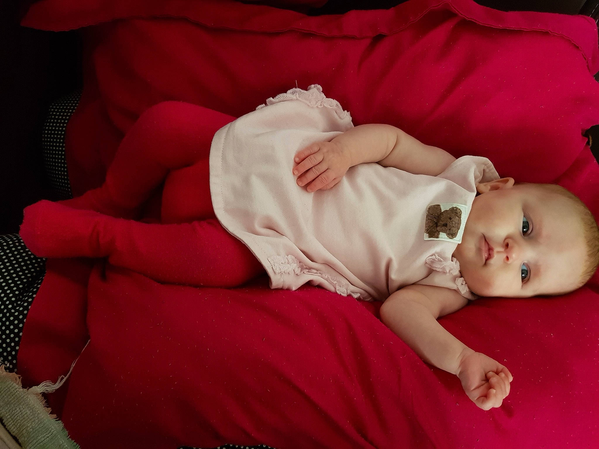 Meredith a rejoint le concours — aidez-le/la à gagner de superbes lots ! baby, baby_sleeping, bedtime, cheek, child, comfort, finger, hand, mouth, nap, person, product, red, skin, sleep, toddler