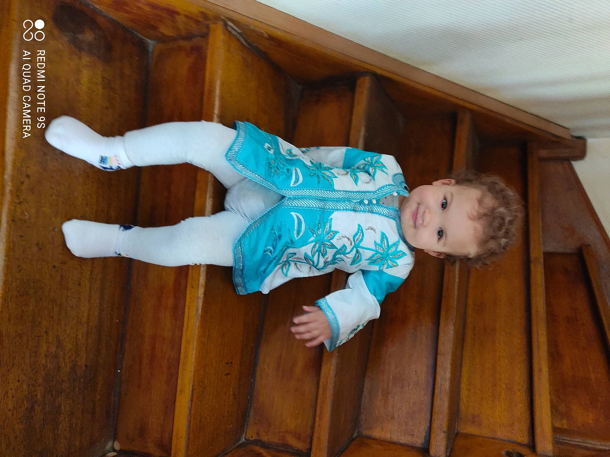 Maïssa a rejoint le concours — aidez-le/la à gagner de superbes lots ! baby, baby_products, baby_safety, baby_toddler_clothing, child, comfort, flooring, fun, hardwood, joy, leg, mammal, person, room, skin, sleeve, toddler, tree, vertebrate, wood