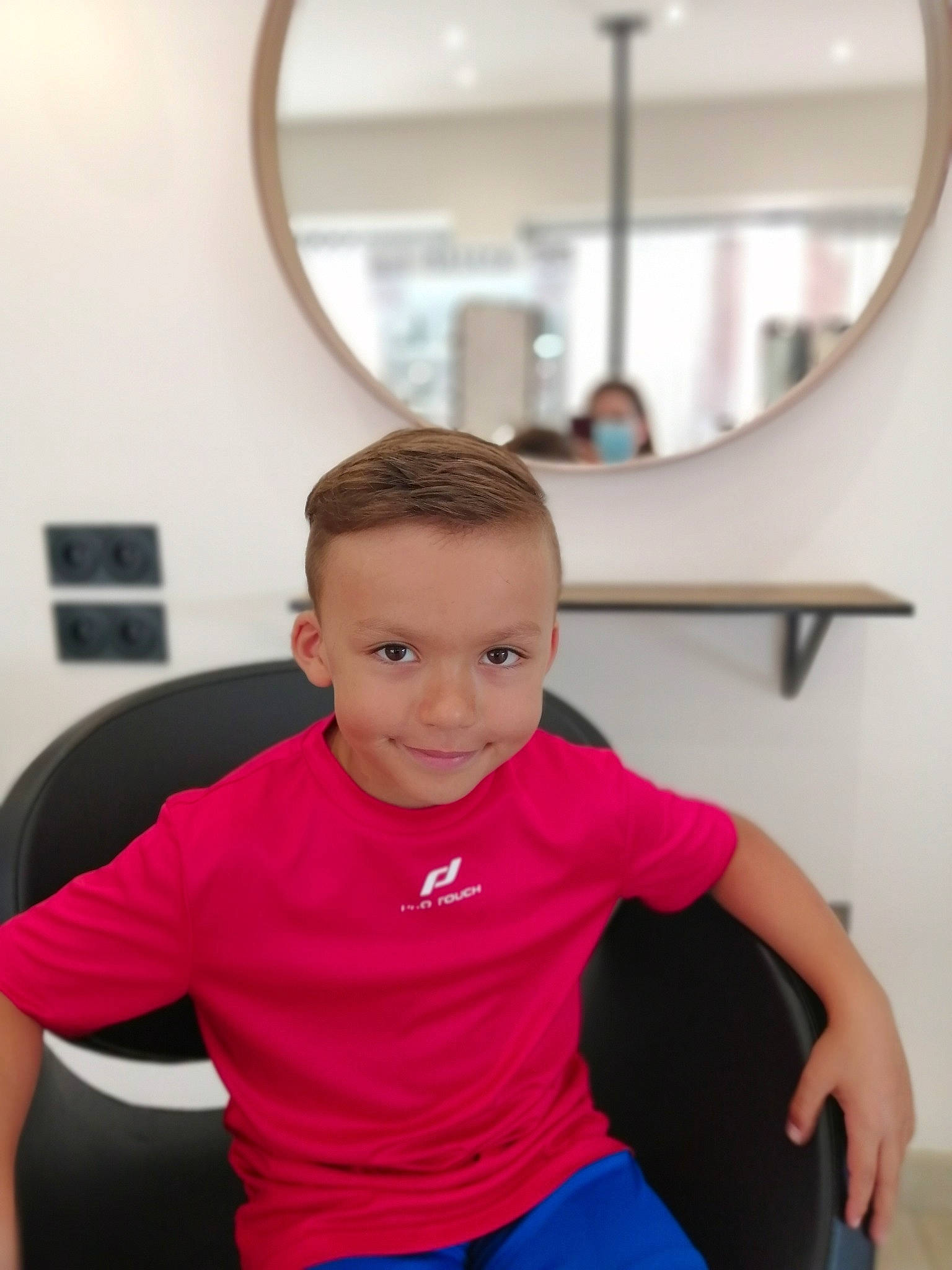 Ilhan a rejoint le concours — aidez-le/la à gagner de superbes lots ! arm, balance, child, joint, joy, leg, leisure, neck, person, physical_fitness, pink, red, room, shoulder, sitting, sportswear, standing, t_shirt, toddler, vacation