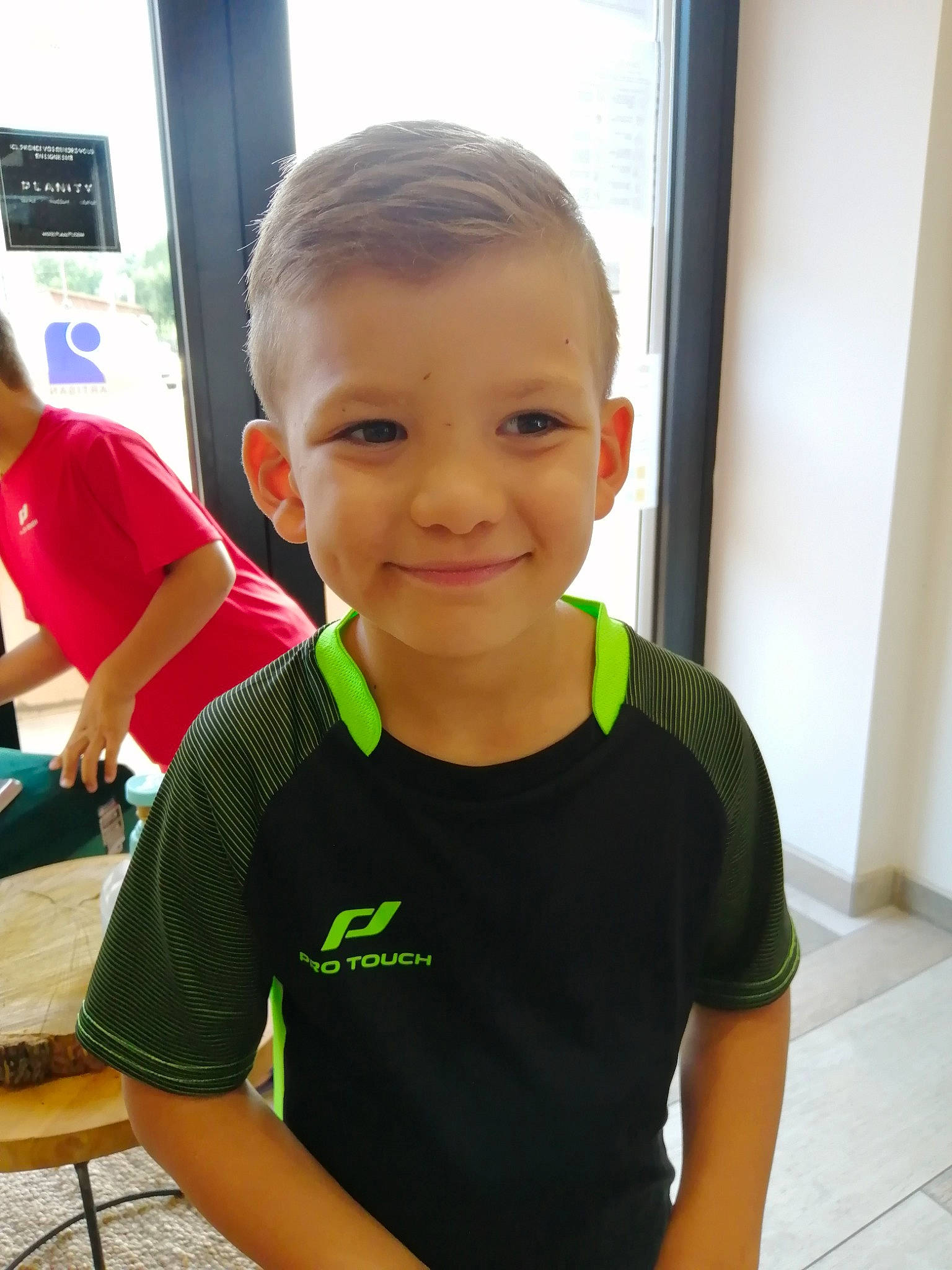 Noham a rejoint le concours — aidez-le/la à gagner de superbes lots ! arm, child, joy, person, skin, smile, standing, t_shirt, toddler, vacation