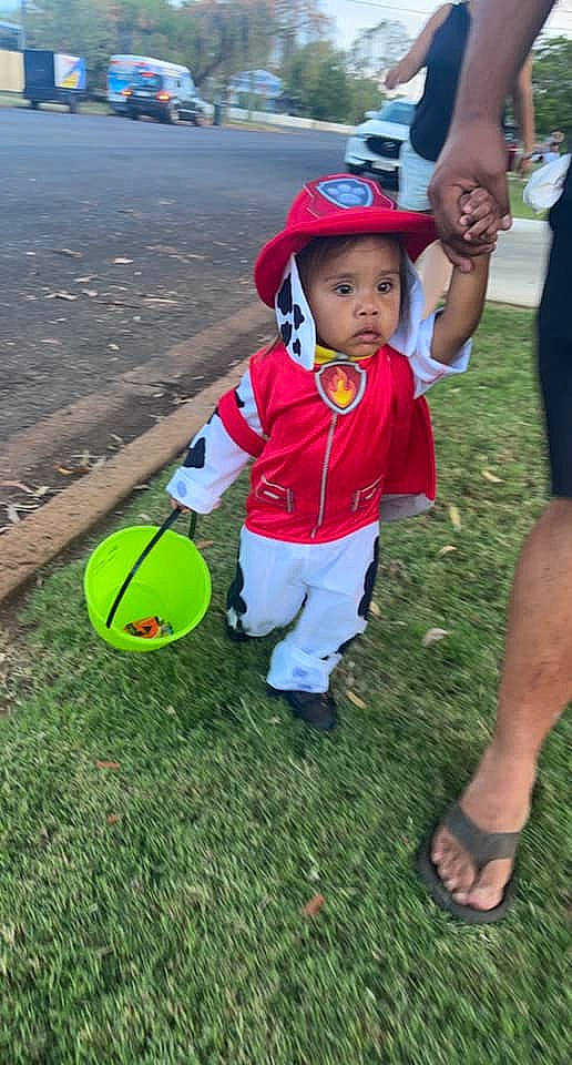 Heath is registered to the contest to win money with this photo: baseball_cap, cap, child, event, fun, grass, happy, hat, headwear, lawn, leisure, people_in_nature, person, plant, recreation, sandal, shoe, shorts, sun_hat, toddler