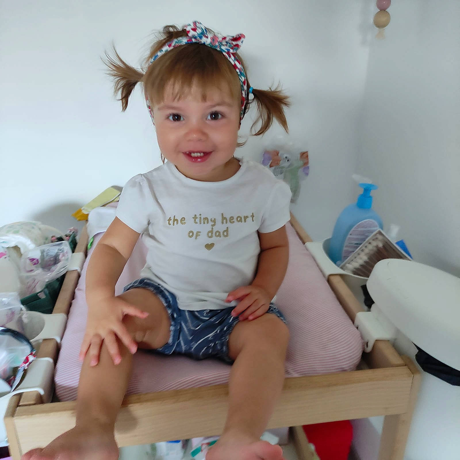 Chloé a rejoint le concours — aidez-le/la à gagner de superbes lots ! baby_toddler_clothing, barefoot, child, foot, happy, headband, headpiece, human_leg, joy, knee, leg, person, shorts, sitting, skin, sleeve, smile, sock, t_shirt, thigh