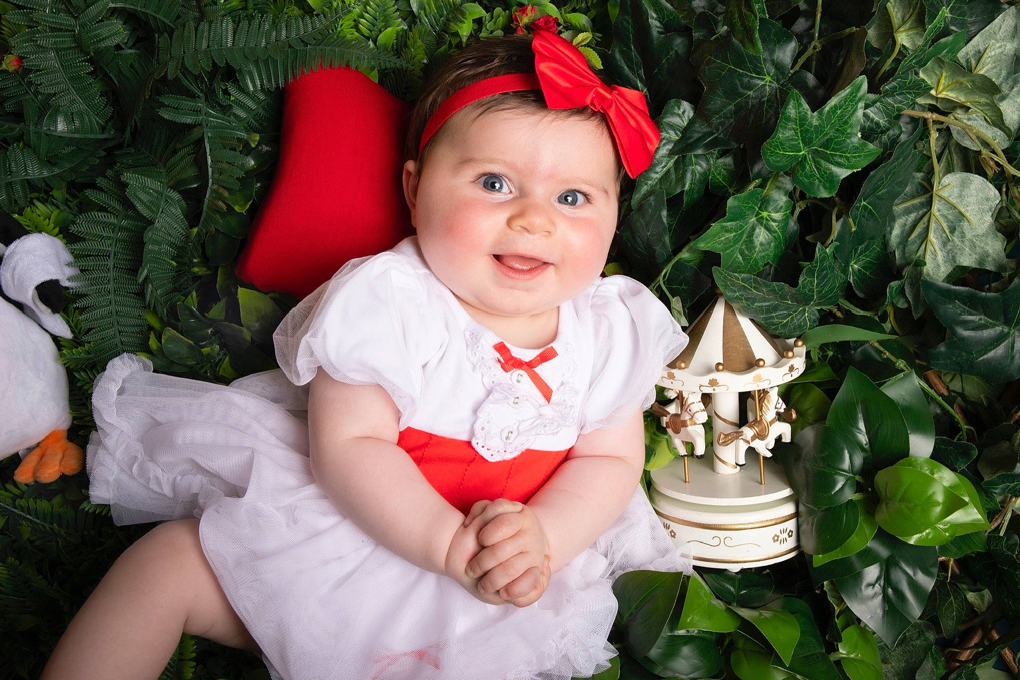 Mia participe au concours pour gagner de l'argent avec cette photo : baby_toddler_clothing, child, christmas, christmas_ornament, costume_hat, dress, facial_expression, grass, happy, hat, head, headgear, headwear, human_body, joy, lap, leaf, person, plant, smile