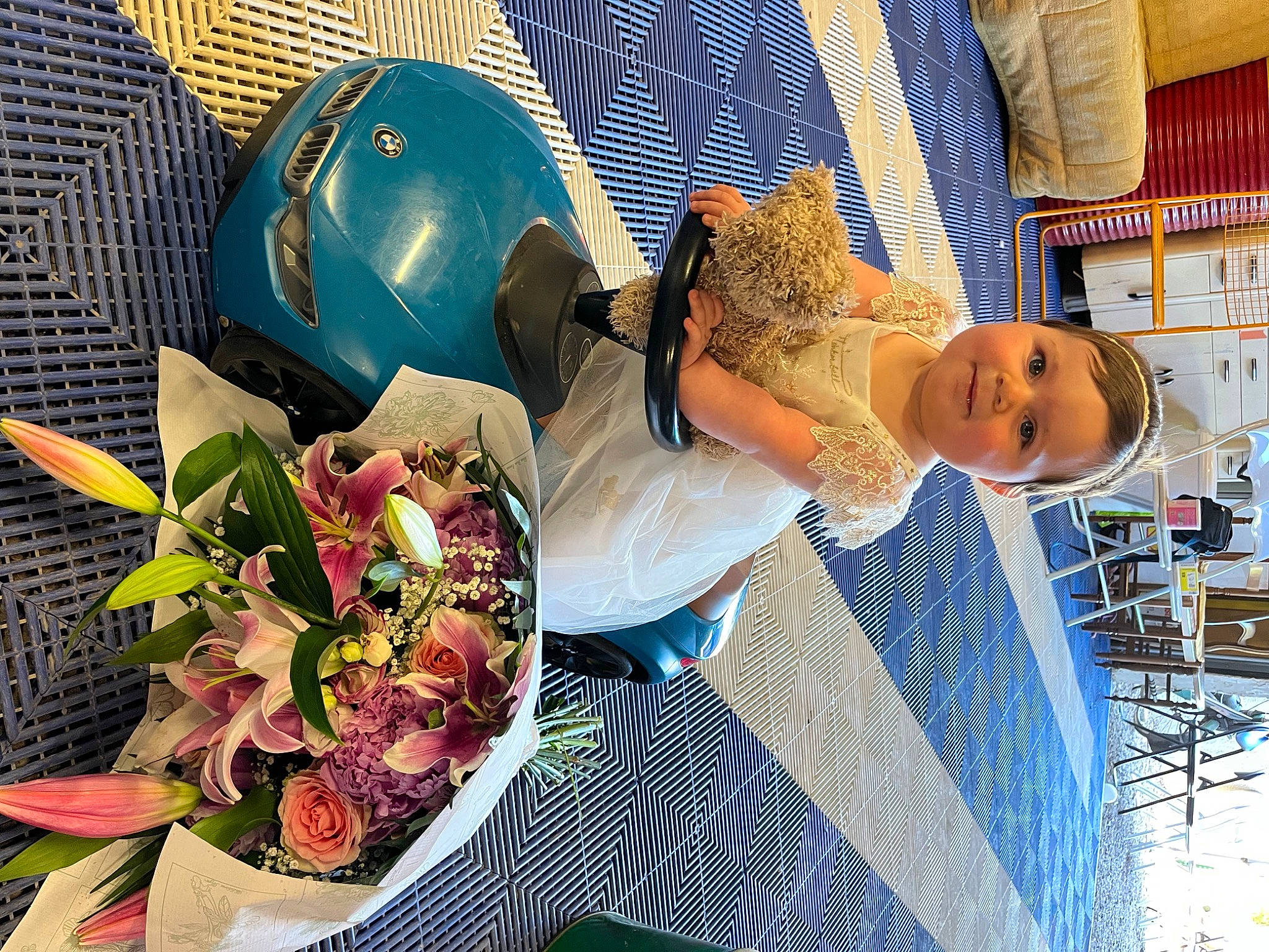 Mia a rejoint le concours — aidez-le/la à gagner de superbes lots ! artificial_flower, chair, cut_flowers, electric_blue, event, floral_design, floristry, flower, flower_arranging, fun, happy, hat, joy, leisure, pattern, person, petal, plant, plate, room